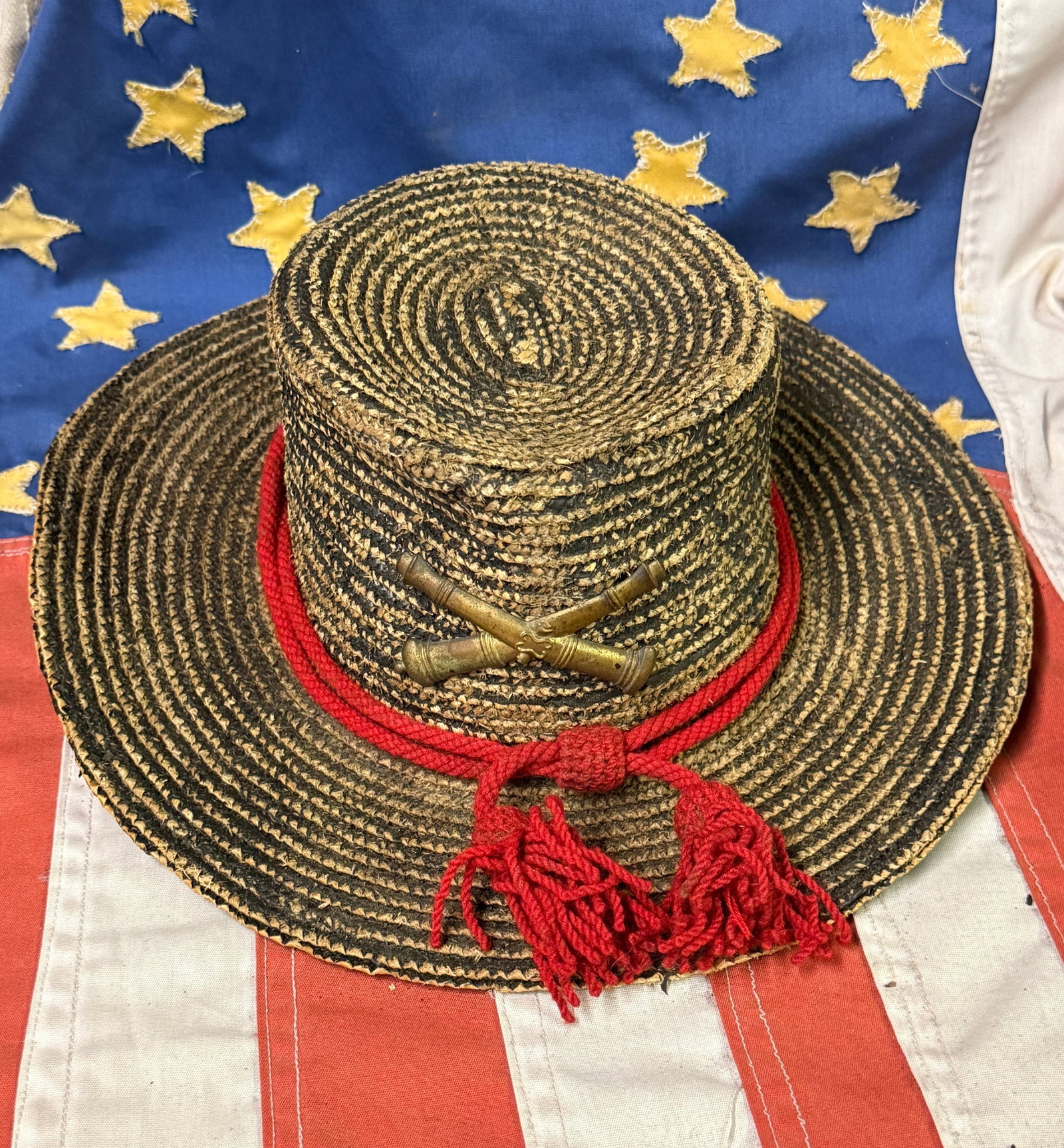 CIVIL WAR CSA CONFEDERATE ARTILLERY OFFICER STRAW HAT CAP KEPI: CIVIL WAR CSA CONFEDERATE ARTILLERY OFFICER STRAW HAT CAP KEPI. AN ULTRA RARE FIND THAT IS IN MINT OVERALL SHAPE AND CONDITION WITH A BEAUTIFUL OVERALL PATINA. SHOWS GOOD WEAR AND USE. PLEASE VIEW ALL