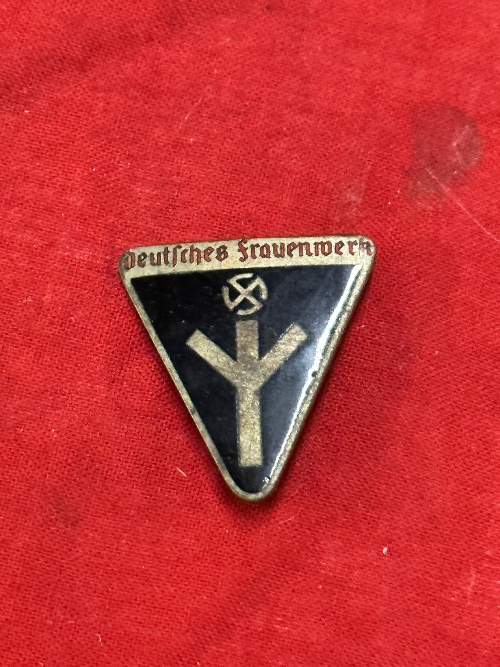 WW2 German Deutsches Frauenwerk Badge By RZM M1/158: WW2 German Deutsches Frauenwerk Badge By RZM M1/158. A rare example of the time period. Shows good wear and use with a beautiful overall period patina. Please view all detailed pictures. A rare exampl