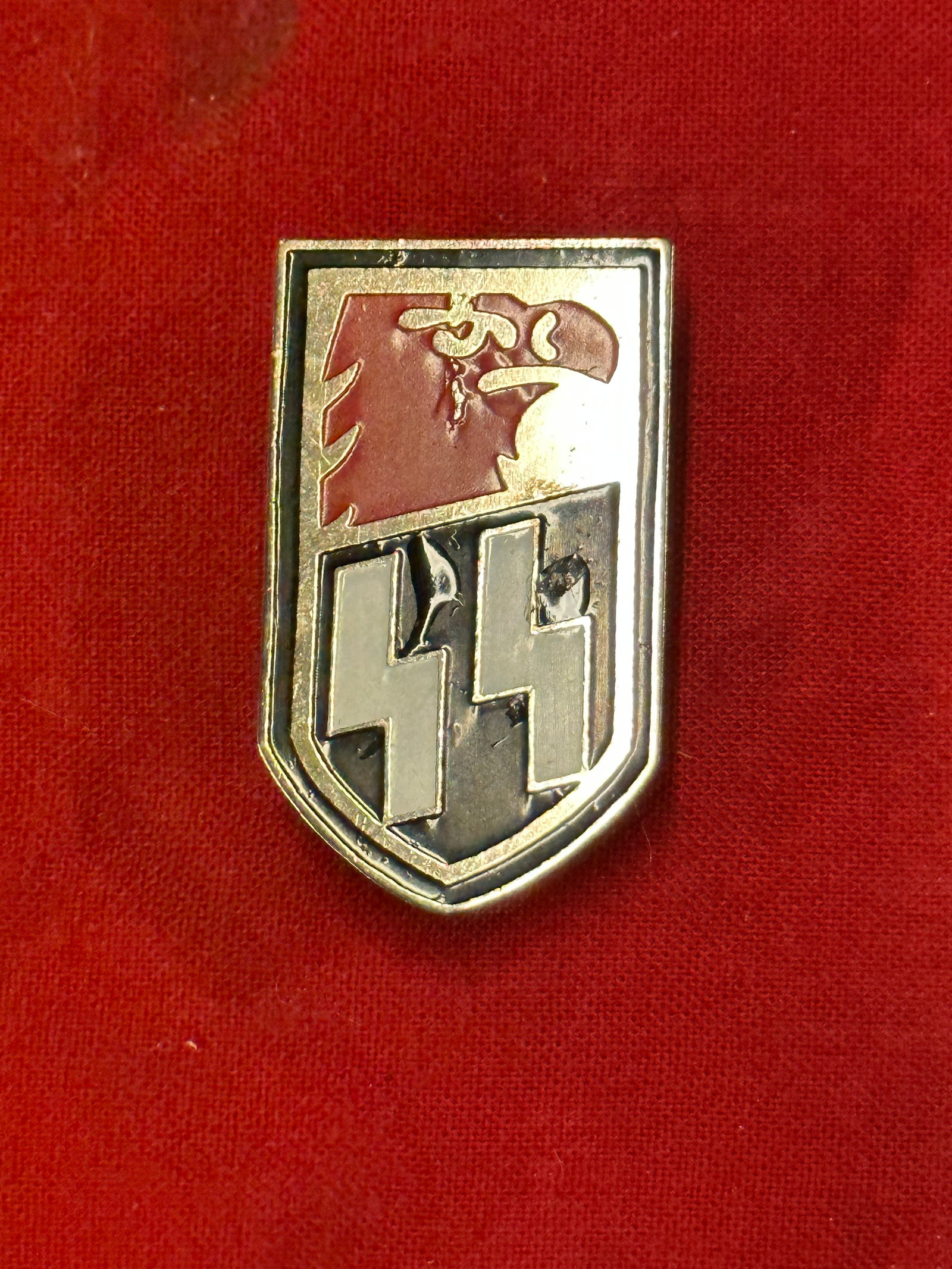 WW2 GERMAN WAFFEN SS ENAMELED PIN: WW2 GERMAN WAFFEN SS ENAMELED PIN