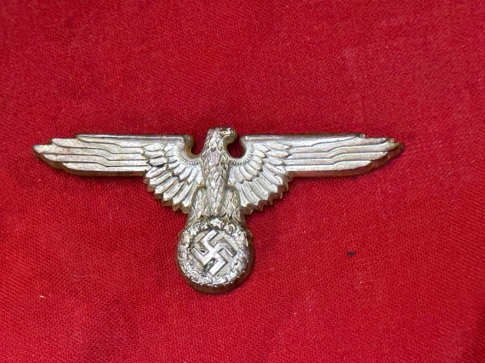 RARE WW2 GERMAN WAFFEN-SS VISOR CAP EAGLE: RARE WW2 GERMAN WAFFEN-SS VISOR CAP EAGLE. A SCARCE EXAMPLE. SHOWS GOOD WEAR AND USE WITH A BEAUTIFUL OVERALL PATINA. PLEASE VIEW ALL DETAILED PICTURES. A SCARCE FIND.