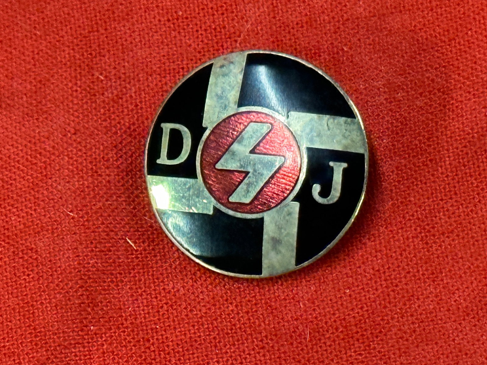 WW2 German Hitler Youth DJ MEMBERSHIP BADGE. (DJ Mitglied Abzeichen): WW2 German Hitler Youth DJ MEMBERSHIP BADGE. (DJ Mitglied Abzeichen). The DJ, Deutsche Jungvolk, (German Youth), originated in Vienna Austria in 1929, and was eventually to become the young branch of 