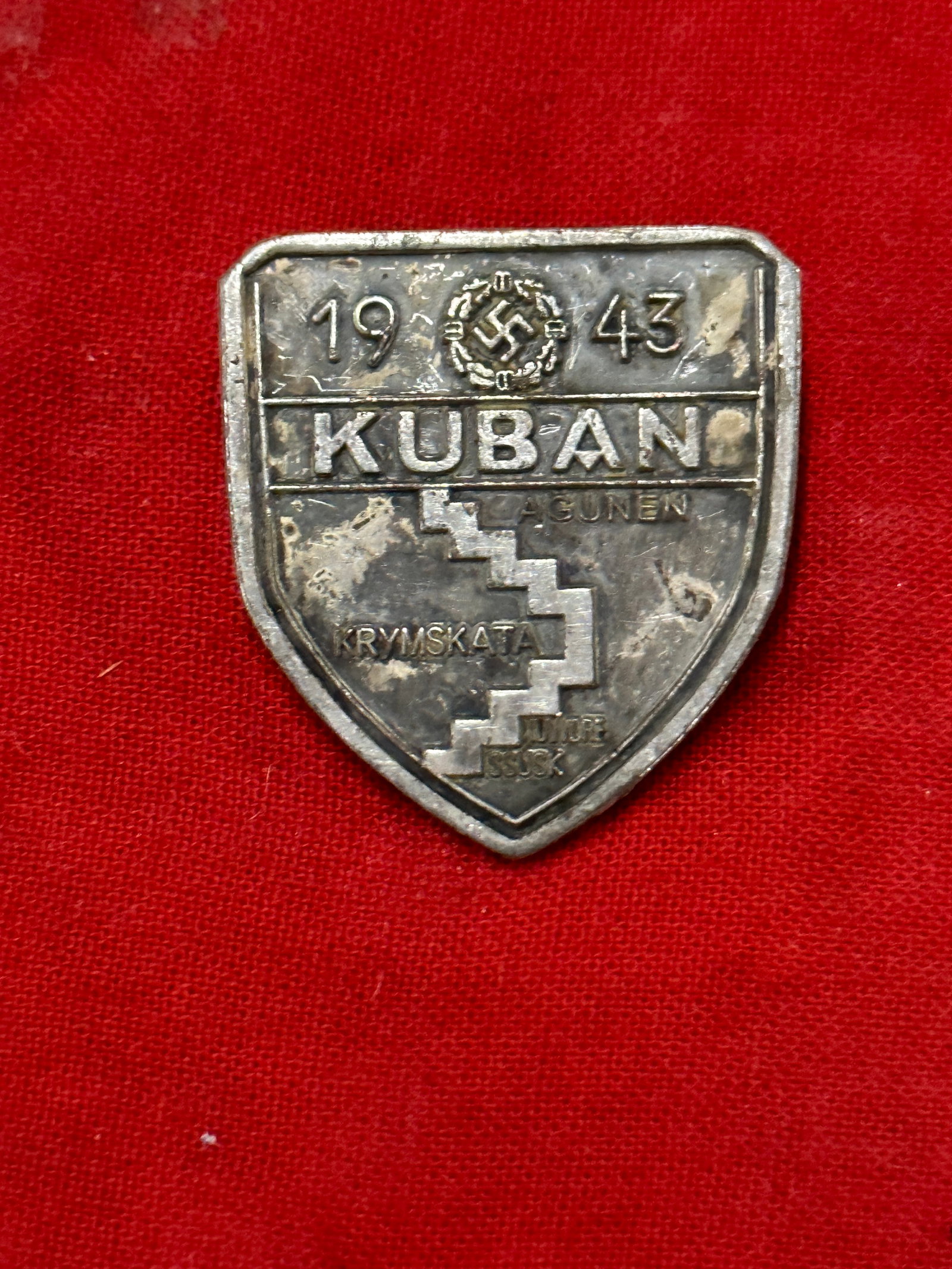 RARE WW2 GERMAN 1943 KUBAN SHIELD MEDAL BADGE: RARE WW2 GERMAN 1943 KUBAN SHIELD MEDAL BADGE. A RARE FIND. SHOWS GOOD WEAR AND USE WITH A BEAUTIFUL OVERALL PATINA. HAS THE PIN ATTACHMENT ON THE REVERSE. A SCARCE EXAMPLE.