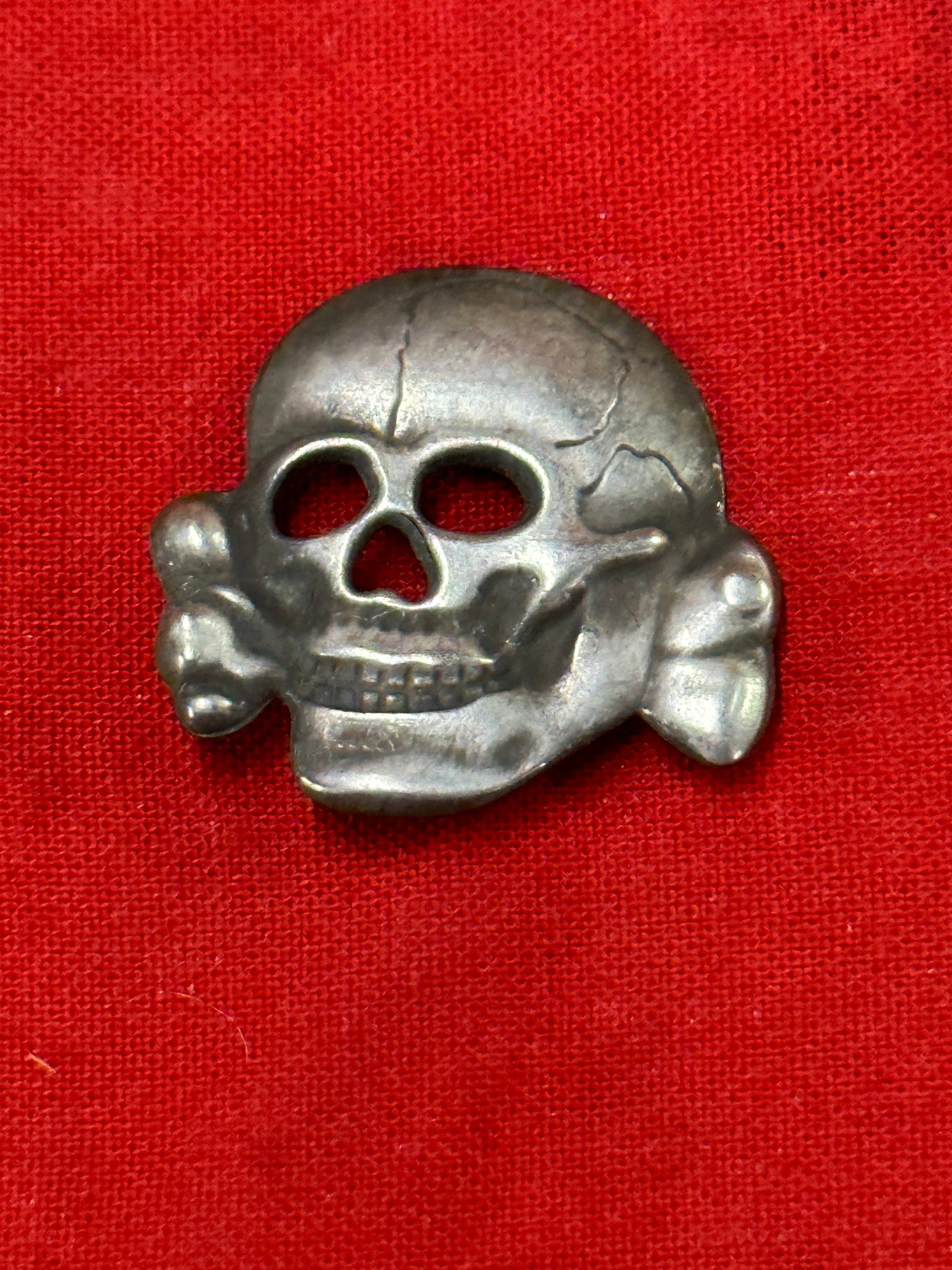 RARE WW2 GERMAN TOTENKOPF SS VISOR CAP SKULL BADGE: RARE WW2 GERMAN TOTENKOPF SS VISOR CAP SKULL BADGE. A RARE EXAMPLE. IT IS IN MINT OVERALL SHAPE AND CONDITION WITH A BEAUTIFUL OVERALL PATINA. SHOWS GOOD WEAR AND USE. PLEASE VIEW ALL DETAILED PICTURE