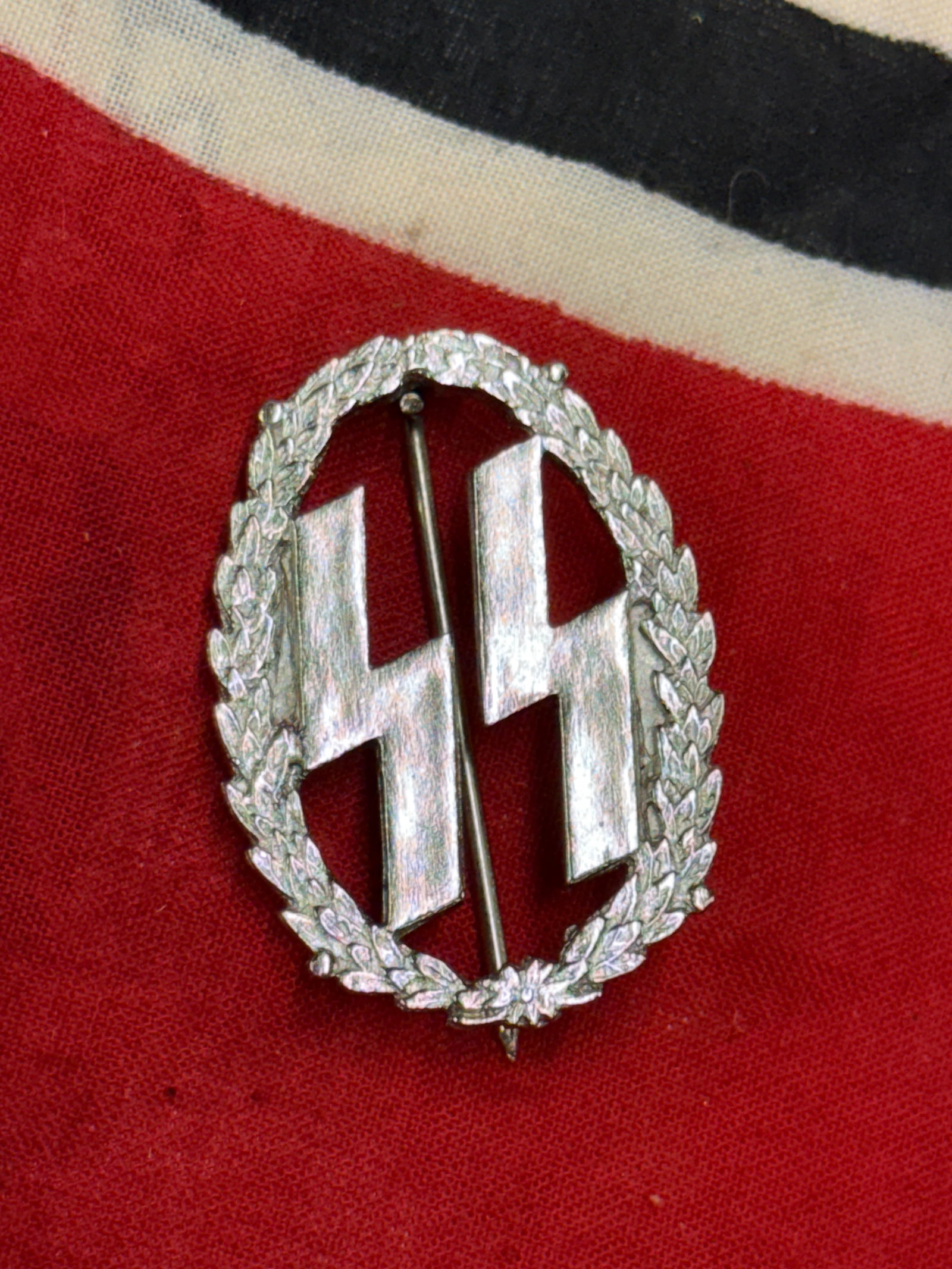 WW2 GERMAN WAFFEN SS DUTCH SPORTS BADGE: WW2 GERMAN WAFFEN SS DUTCH SPORTS BADGE. AN ULTRA RARE FIND THAT IS IN MINT OVERALL SHAPE AND CONDITION WITH A BEAUTIFUL OVERALL PATINA. SHOWS GOOD WEAR AND USE. A VERY SCARCE FIND.