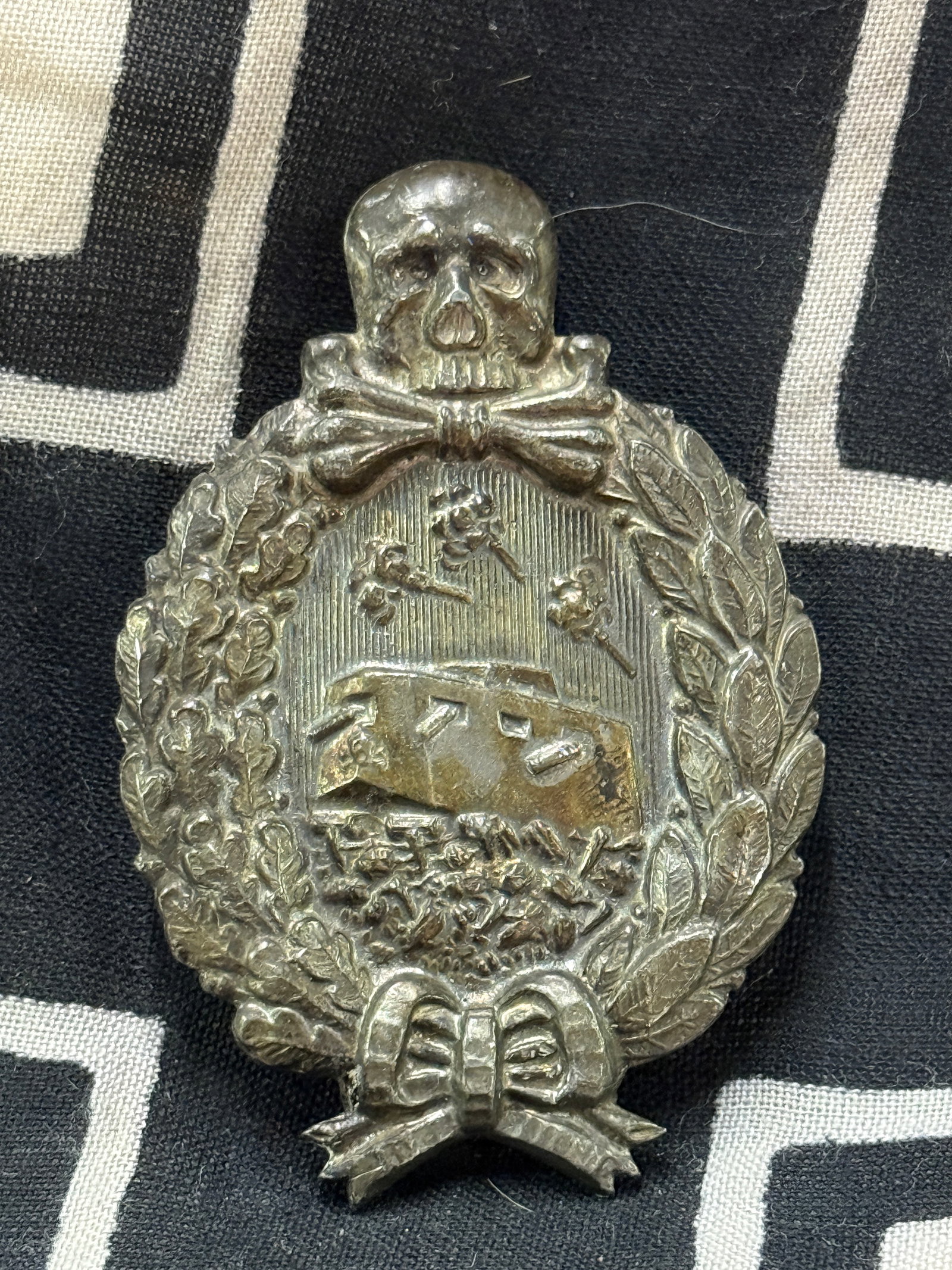 RARE WW1 GERMAN TANK ASSAULT BADGE IN SILVER: RARE WW1 GERMAN TANK ASSAULT BADGE IN SILVER. AN ULTRA RARE FIND THAT IS IN MINT OVERALL SHAPE AND CONDITION WITH A BEAUTIFUL OVERALL PATINA. SHOWS GOOD WEAR AND USE. A VERY SCARCE FIND.