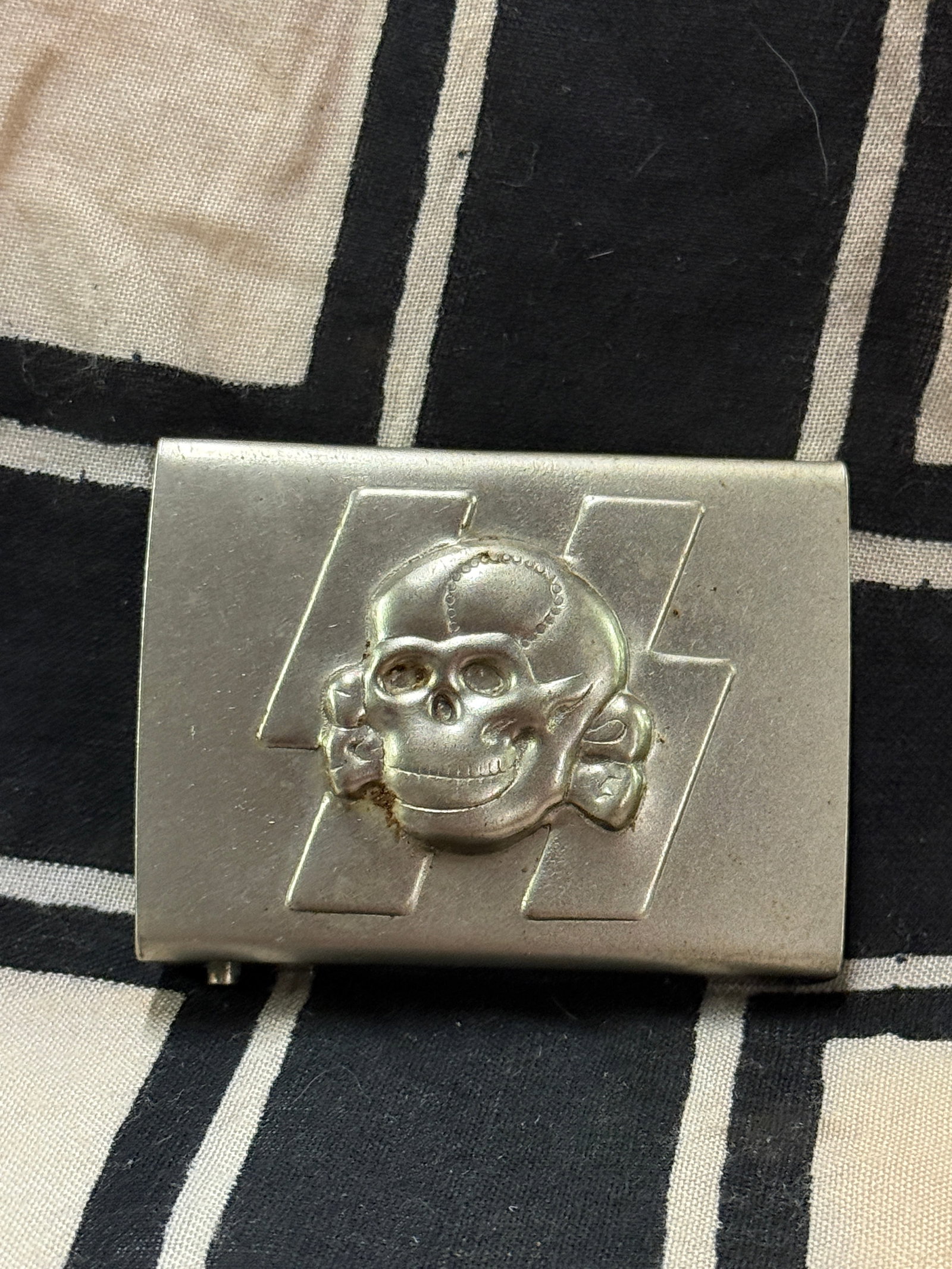 RARE WW2 GERMAN TOTENKOPF SS SKULL BELT BUCKLE: RARE WW2 GERMAN TOTENKOPF SS SKULL BELT BUCKLE. AN ULTRA RARE FIND THAT IS IN MINT OVERALL SHAPE AND CONDITION WITH A BEAUTIFUL OVERALL PATINA. SHOWS GOOD WEAR AND USE. A VERY SCARCE FIND.
