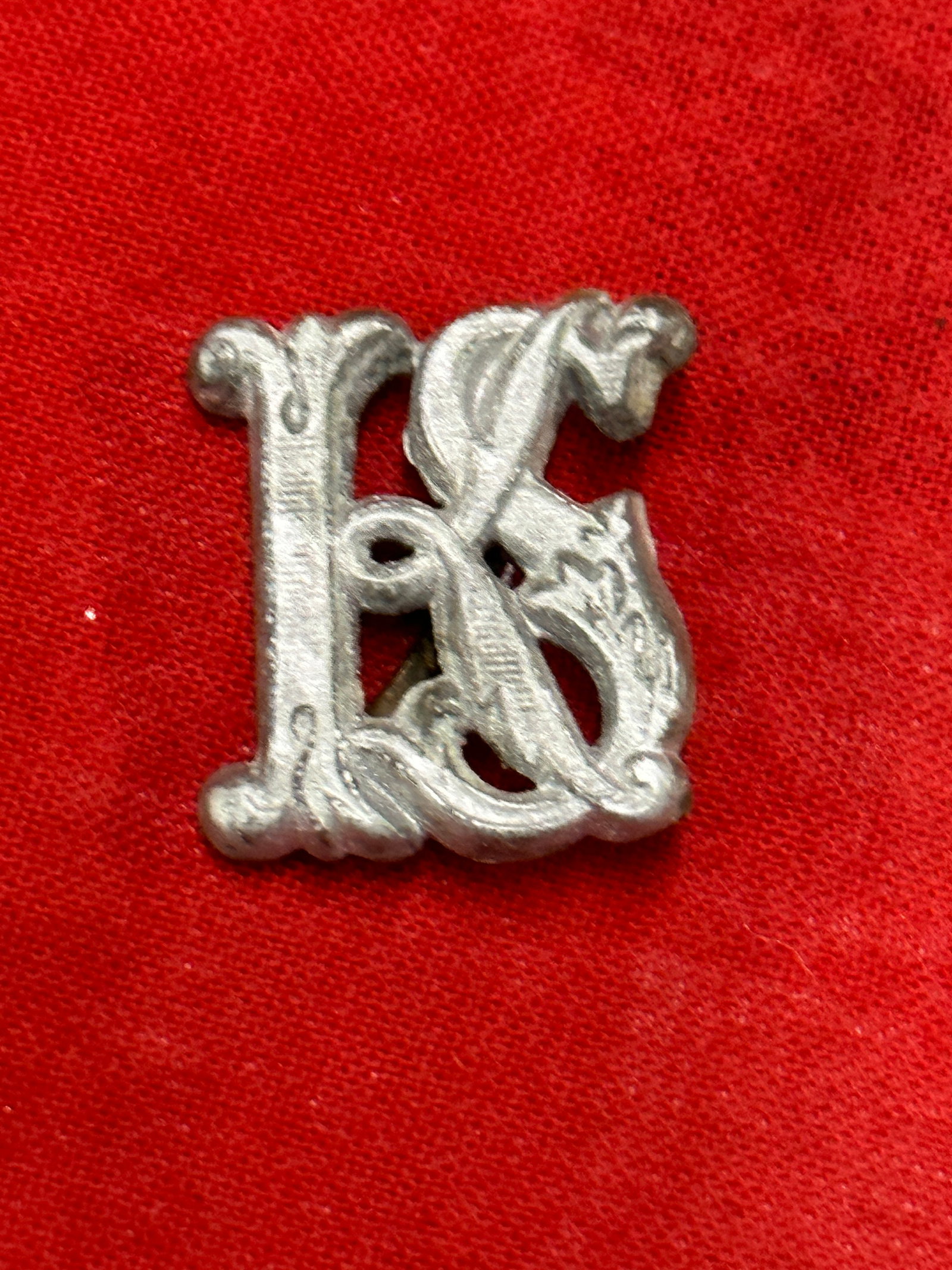 WW2 GERMAN SCHULTERKLAPPENAUGLAGE KRIEGSSCHULE - WAR SCHOOL SHOULDER BOARD BADGE: WW2 GERMAN SCHULTERKLAPPENAUGLAGE KRIEGSSCHULE - WAR SCHOOL SHOULDER BOARD BADGE. A RARE FIND. SHOWS GOOD WEAR AND USE WITH A BEAUTIFUL OVERALL PATINA. PLEASE VIEW ALL DETAILED PICTURES.