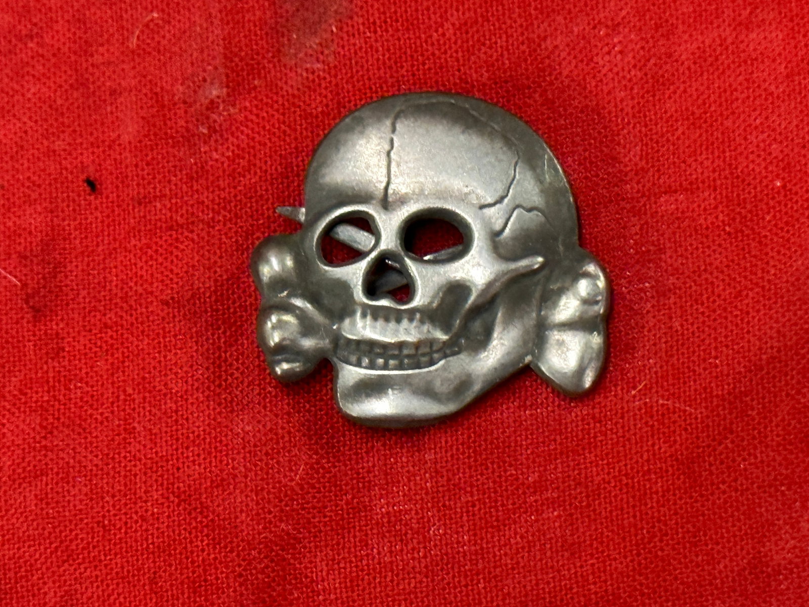 RARE WW2 GERMAN TOTENKOPF SS VISOR CAP SKULL BADGE: RARE WW2 GERMAN TOTENKOPF SS VISOR CAP SKULL BADGE. A RARE EXAMPLE. IT IS IN MINT OVERALL SHAPE AND CONDITION WITH A BEAUTIFUL OVERALL PATINA. SHOWS GOOD WEAR AND USE. PLEASE VIEW ALL DETAILED PICTURE