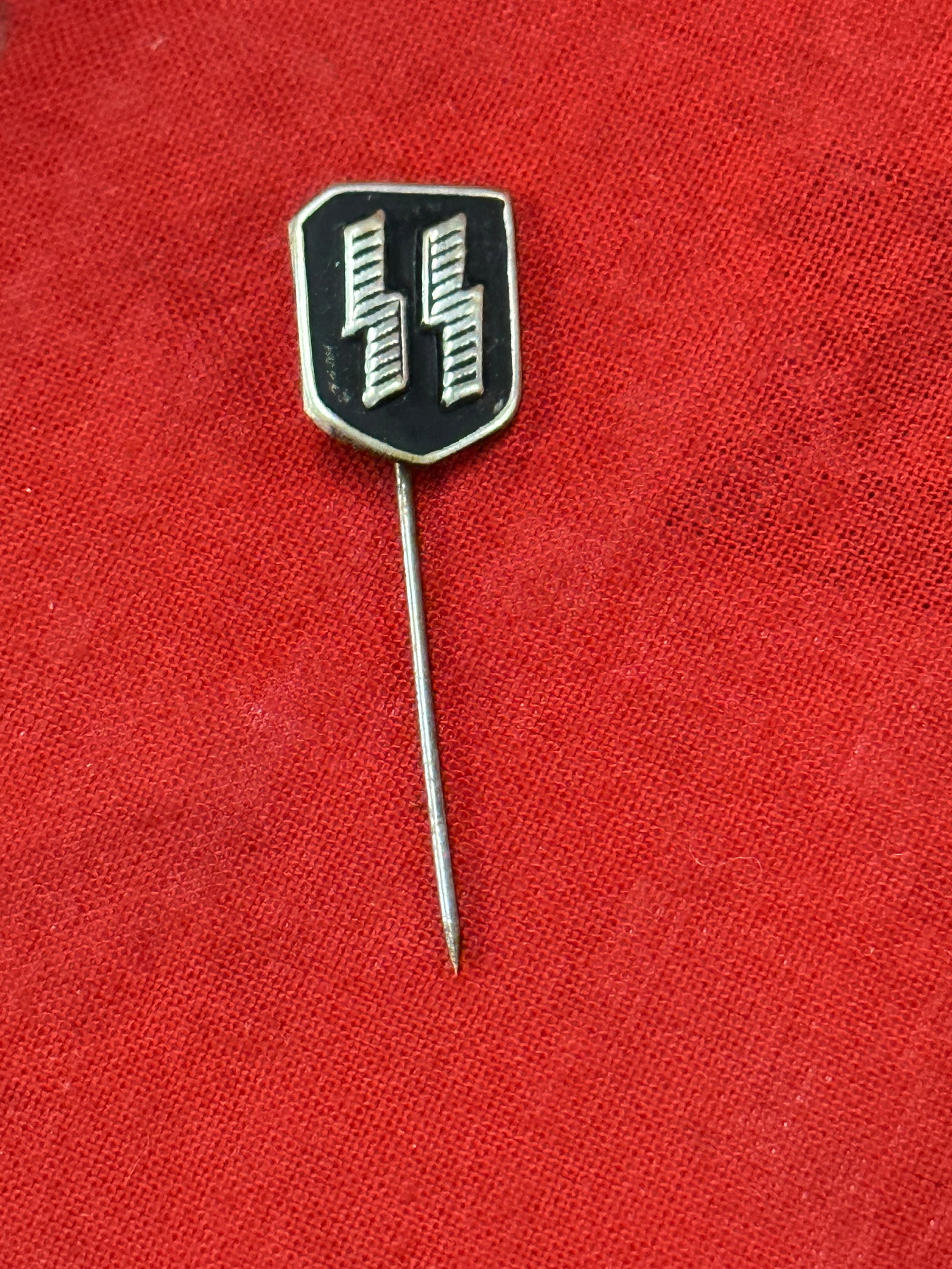 WW2 GERMAN WAFFEN SS MEMBERSHIP STICKPIN: WW2 GERMAN WAFFEN SS MEMBERSHIP STICKPIN. SHOWS GOOD WEAR AND USE WITH A BEAUTIFUL OVERALL PATINA. PLEASE VIEW ALL DETAILED PICTURES. A SCARCE FIND.