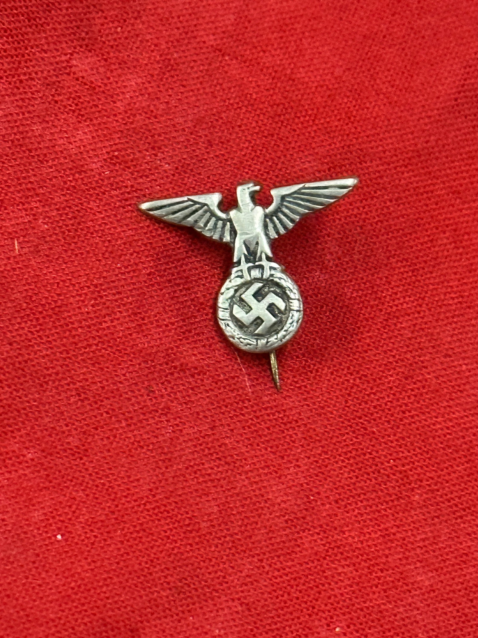 WW2 German First Pattern SS Visor Cap Eagle by Ges. Gesch. Assmann: WW2 German First Pattern SS Visor Cap Eagle by Ges. Gesch. Assmann. A rare find. Shows good wear and use with a beautiful overall patina. Please view all detailded pictures. A very scarce example.