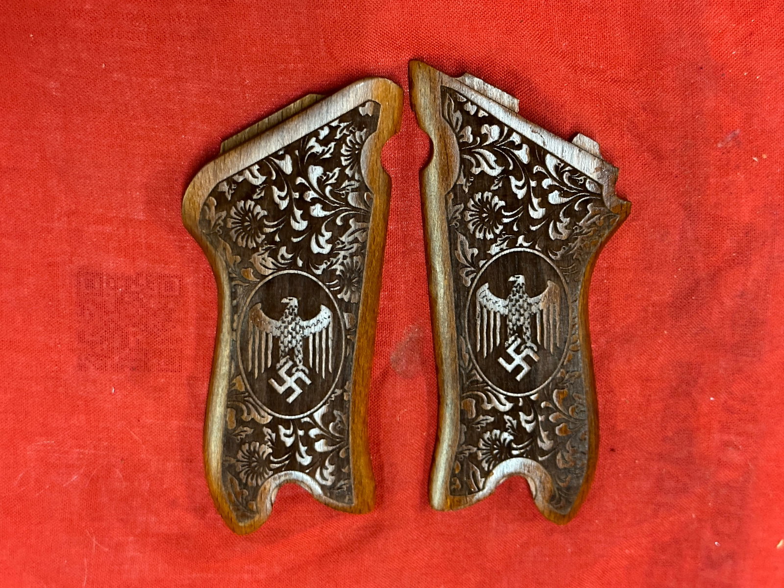 SCARCE WW2 GERMAN NAZI GRIPS FOR A WW2 GERMAN LUGER: SCARCE WW2 GERMAN NAZI GRIPS FOR A WW2 GERMAN LUGER. AN ULTRA RARE FIND. SHOWS GOOD WEAR AND USE WITH A BEAUTIFUL OVERALL PATINA. A VERY RARE FIND.