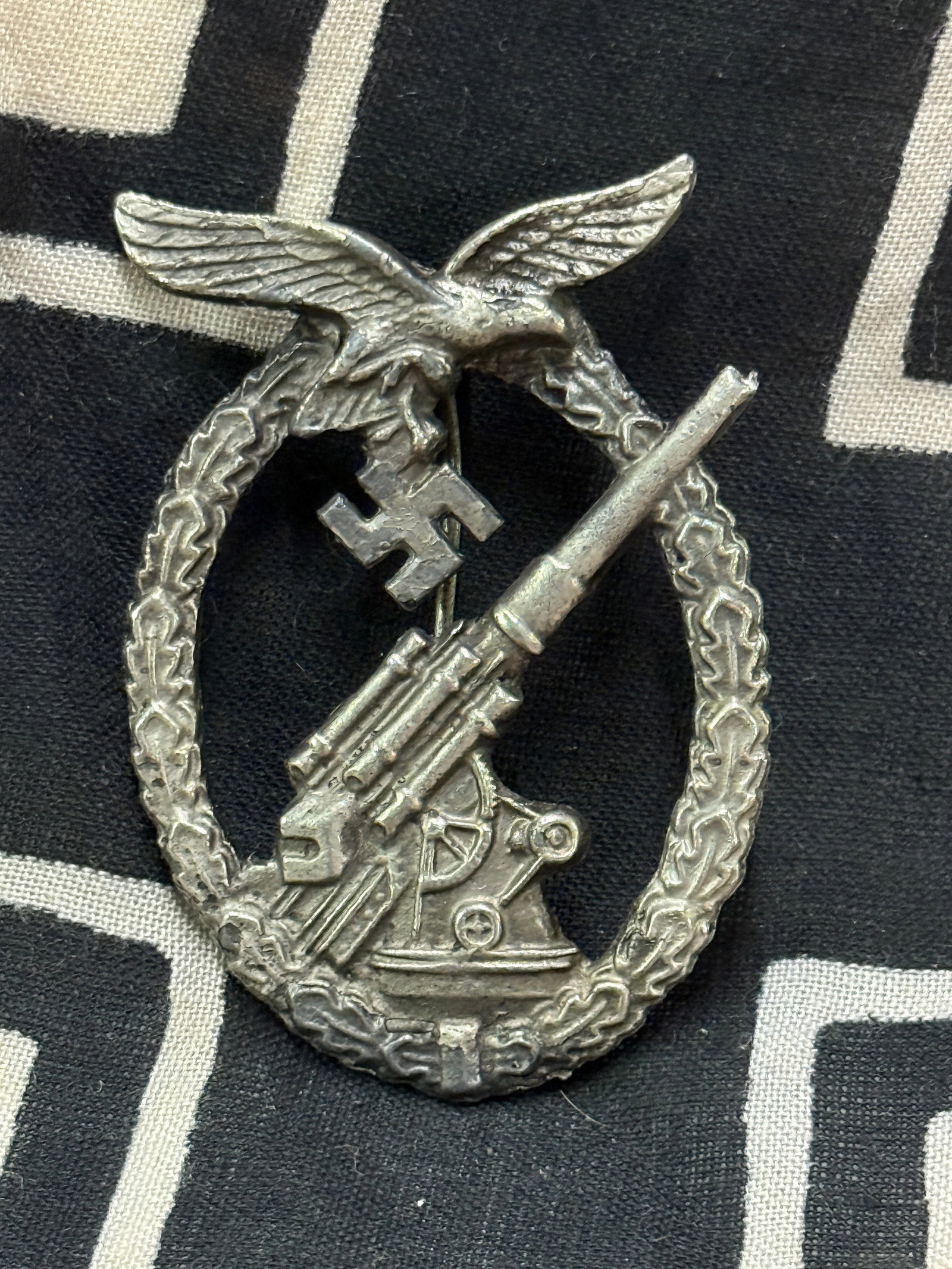 WW2 GERMAN LUFTWAFFE FLAK ARTILLERY BADGE BY RZM: WW2 GERMAN LUFTWAFFE FLAK ARTILLERY BADGE BY RZM. A SCARCE EXAMPLE THAT IS IN MINT OVERALL SHAPE AND CONDITION WITH A BEAUTIFUL OVERALL PATINA. SHOWS GOOD WEAR AND USE. PLEASE VIEW ALL DETAILED PICTUR