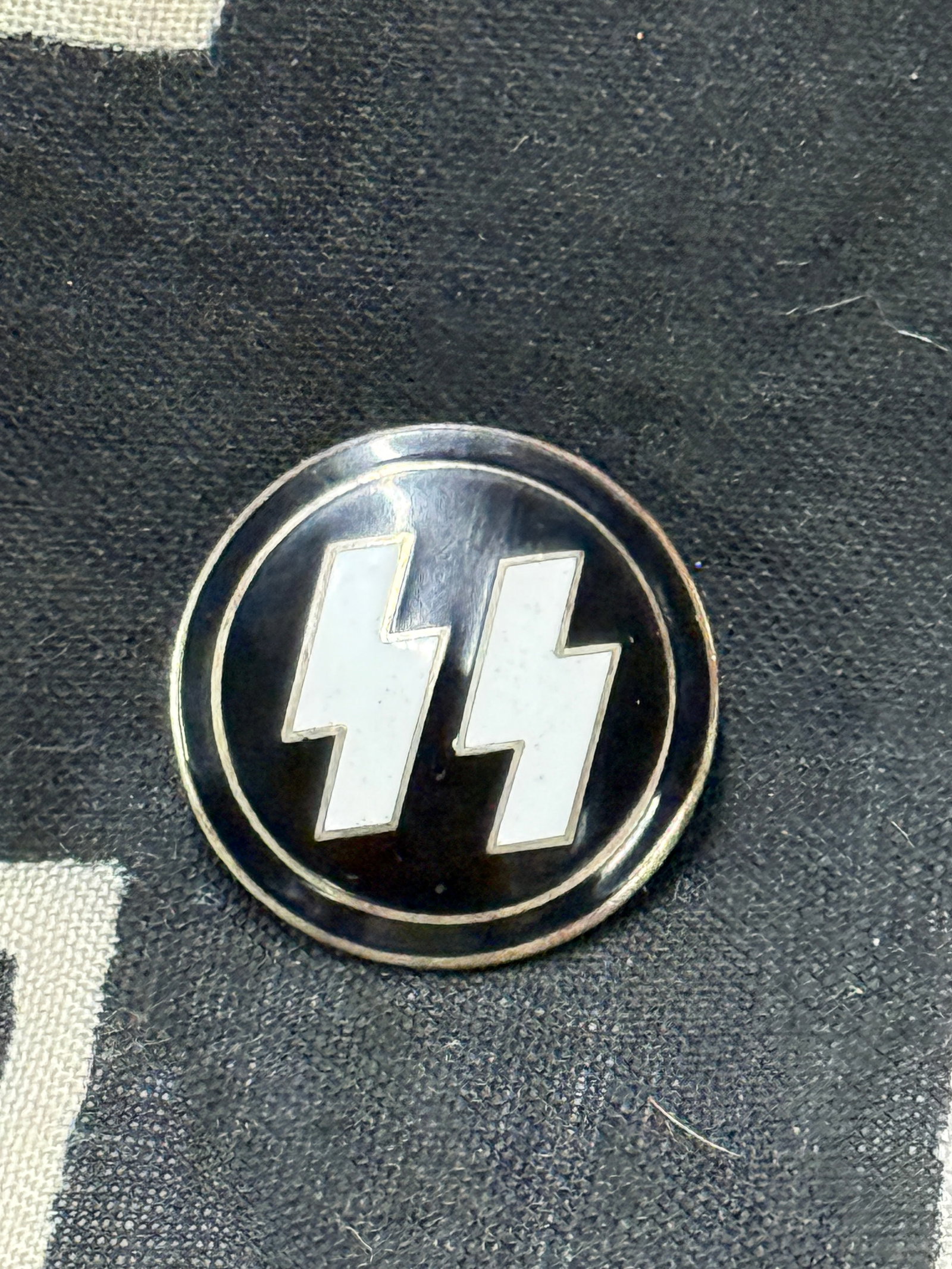 SCARCE WW2 GERMAN WAFFEN SS LAPEL ENAMELED PIN BADGE BY M1/172 GES. GESCH. RZM: SCARCE WW2 GERMAN WAFFEN SS LAPEL ENAMELED PIN BADGE BY M1/172 GES. GESCH. RZM. A very scarce example that is in mint overall shape and condition with a beautiful overall patina. A rare find.