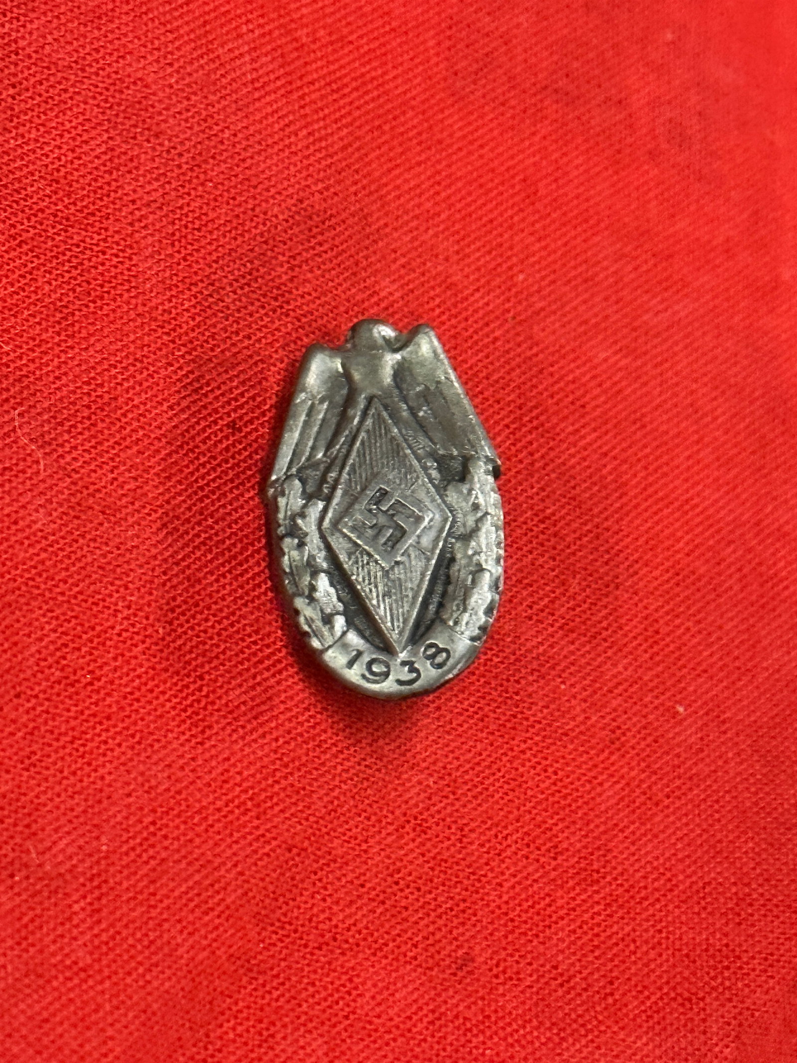 WW2 German 1939 Hitlerjugend leistungsabzeichen Pin Badge: WW2 German 1939 Hitlerjugend leistungsabzeichen Pin Badge. A scarce example that is in mint overall shape and condition with a beautiful overall patina. Please view all detailed pictures. A scarce fin