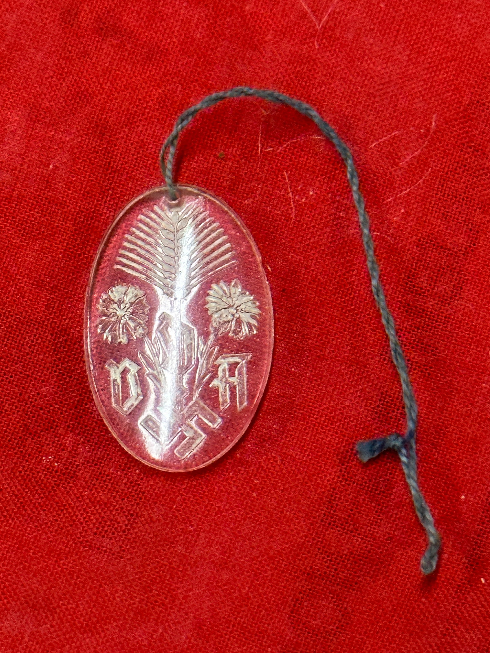 WW2 GERMAN V.D.A GLASS DONATION BADGE: WW2 German VDA (Peoples league for the Germans)donation badge. Glass construction measuring 23 mm x 35 mm. The VDA was organisation which aimed to promote the German culture and settlers in annexed te