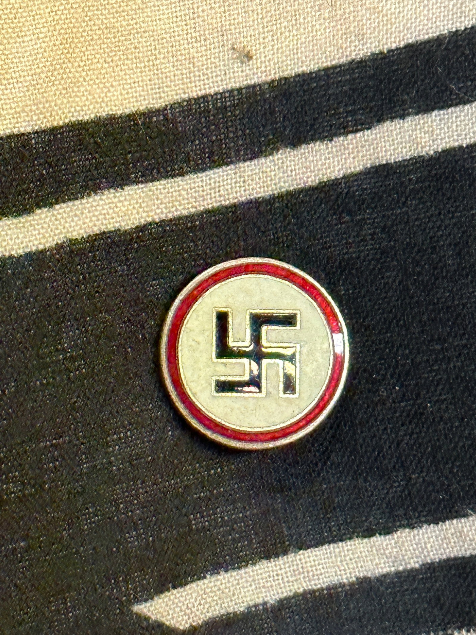 SCARCE WW2 GERMAN POLITICAL LEADER LAPEL PIN BY RZM: SCARCE WW2 GERMAN POLITICAL LEADER LAPEL PIN BY RZM. A SCARCE FIND. SHOWS GOOD WEAR AND USE WITH A BEAUTIFUL OVERALL PATINA. PLEASE VIEW ALL DETAILED PICTURES. A RARE EXAMPLE.
