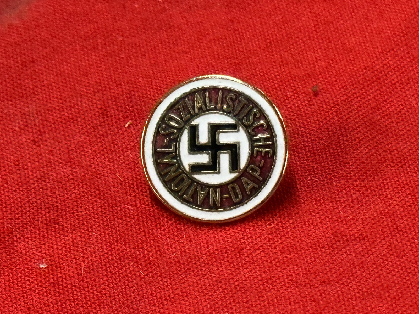 WW2 GERMAN NSDAP LAPEL ENAMELED PIN: WW2 GERMAN NSDAP LAPEL ENAMELED PIN