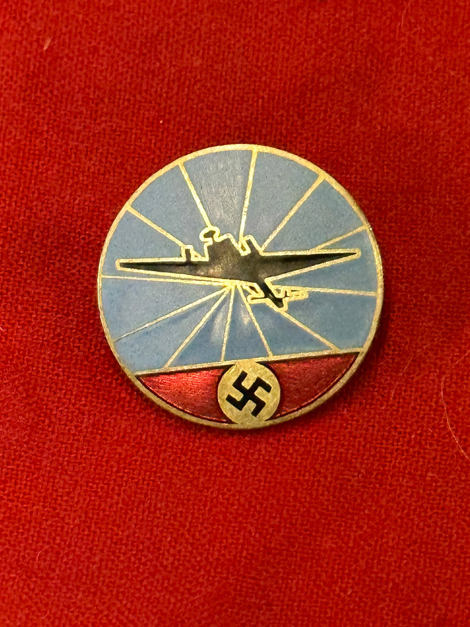 WW2 GERMAN LUFTWAFFE BOMBER BADGE: WW2 GERMAN LUFTWAFFE BOMBER BADGE. A RARE FIND. SHOWS GOOD WEAR AND USE WITH A BEAUTIFUL OVERALL PATINA. PLEASE VIEW ALL DETAILED PICTURES. A SCARCE FIND.