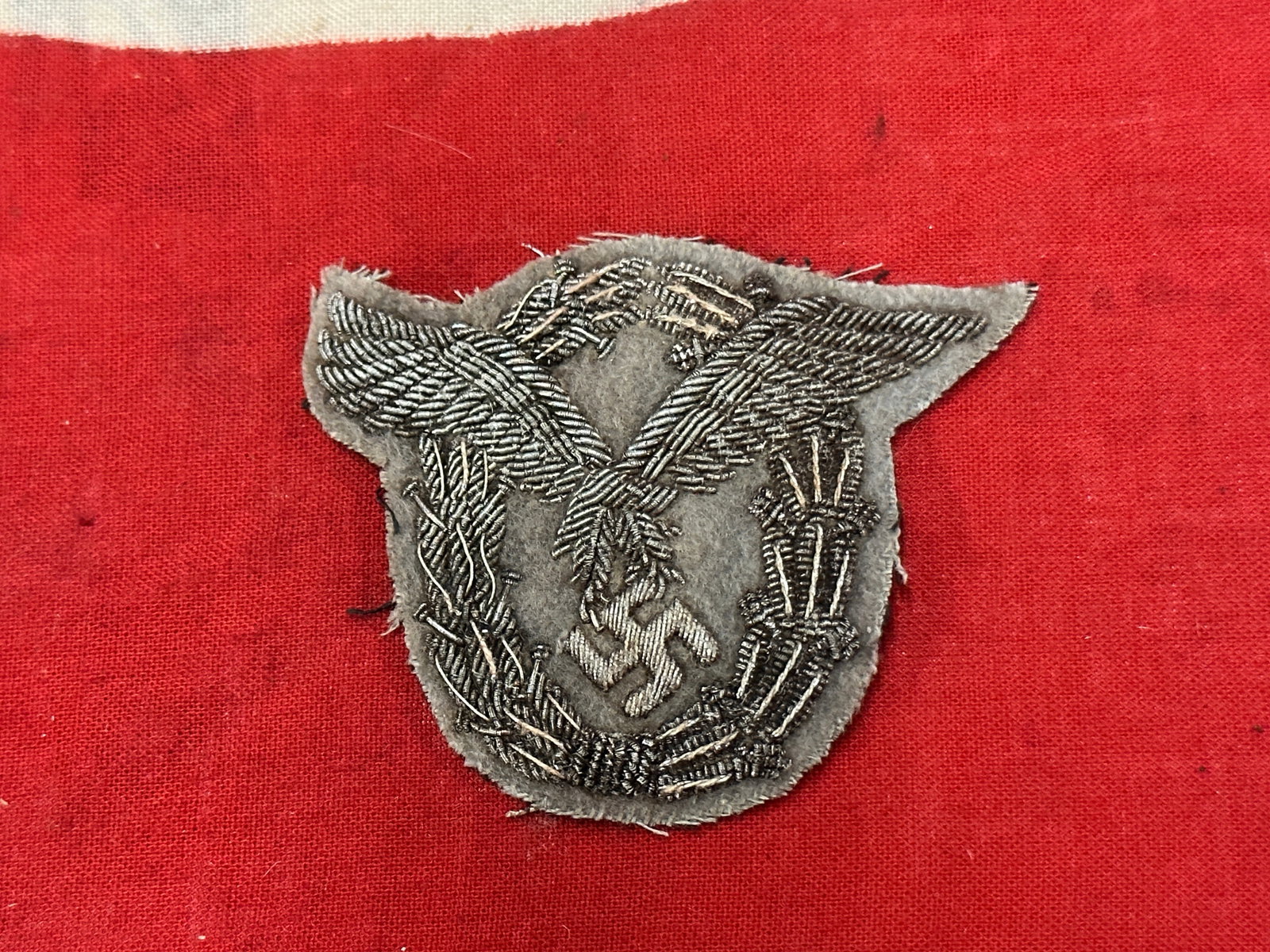 WW2 GERMAN LUFTWAFFE PILOT'S BULLION BADGE (SILVER ON GREY): WW2 GERMAN LUFTWAFFE PILOT'S BULLION BADGE (SILVER ON GREY). A RARE EXAMPLE THAT IS IN MINT OVERALL SHAPE AND CONDITION WITH A BEAUTIFUL OVERALL PATINA. PLEASE VIEW ALL DETAILED PICTURES. A SCARCE EXA