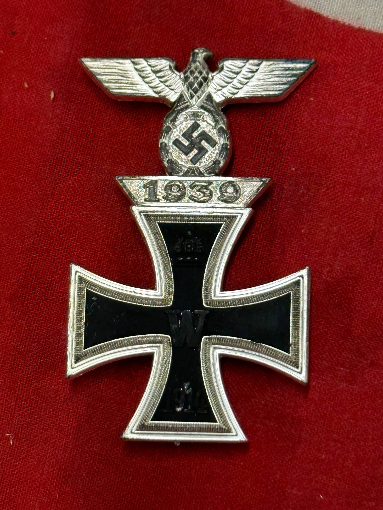 WW2 1914 Iron Cross 1st Class With 1939 Clasp - One Piece: WW2 1914 Iron Cross 1st Class With 1939 Clasp - One Piece. A rare find. Shows good wear and use with a beautiful overall patina. Please view all detailed pictures. A rare find.