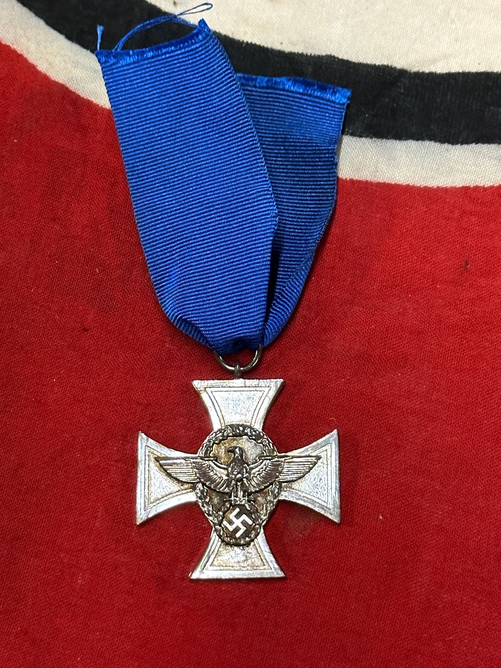 German WW2 Police Medal 18 Year Service: German WW2 Police Medal 18 Year Service. Shows good wear and use with a beautiful overall patina. Please view all detailed pictures. A scarce example.