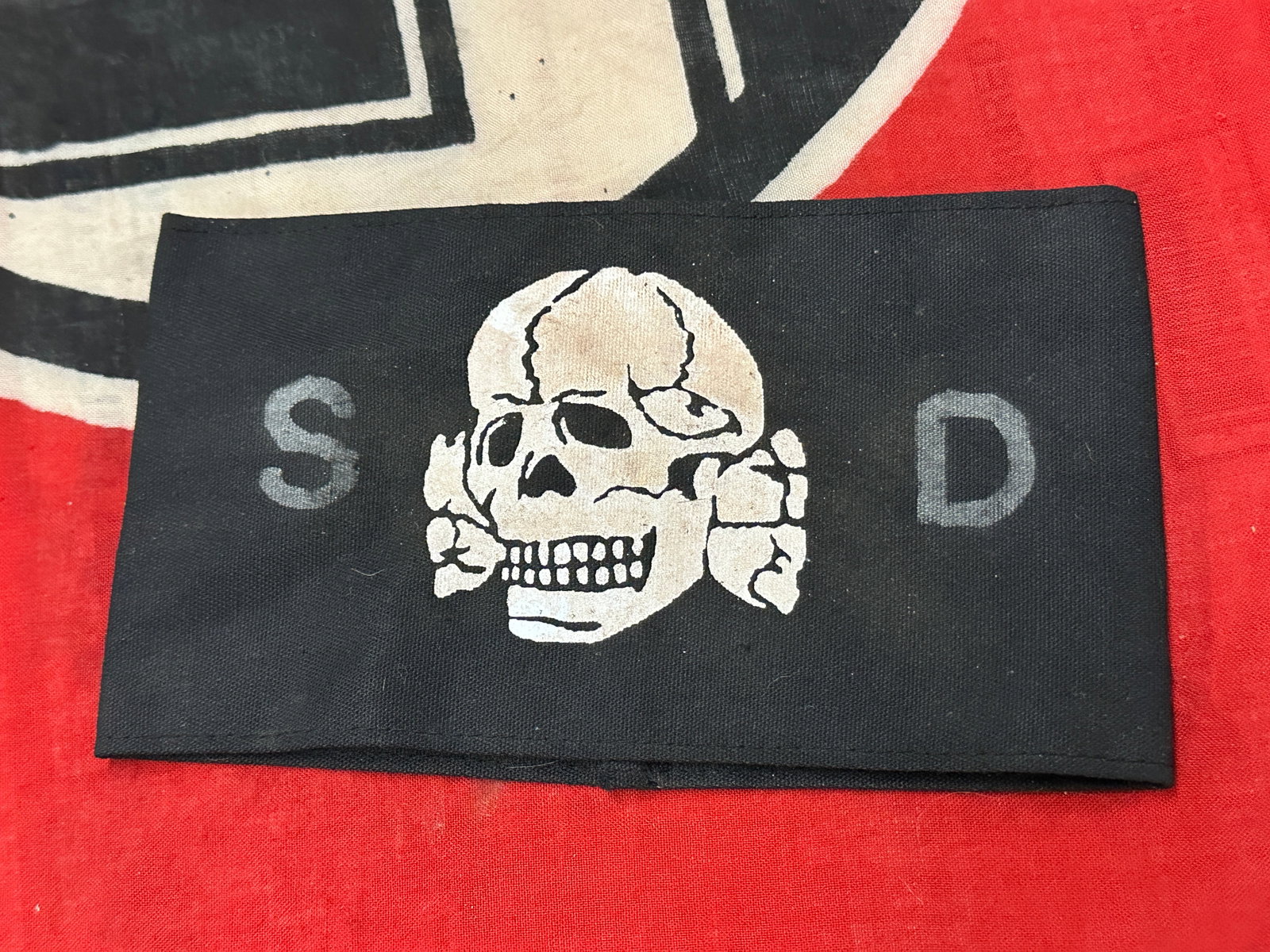 RARE WW2 GERMAN TOTENKOPF SS-SD SKULL ARMBAND: RARE WW2 GERMAN TOTENKOPF SS-SD SKULL ARMBAND. A VERY SCARCE EXAMPLE THAT IS IN MINT OVERALL SHAPE AND CONDITION WITH A BEAUTIFUL OVERALL PATINA. PLEASE VIEW ALL DETAILED PICTURES. A SCARCE EXAMPLE.