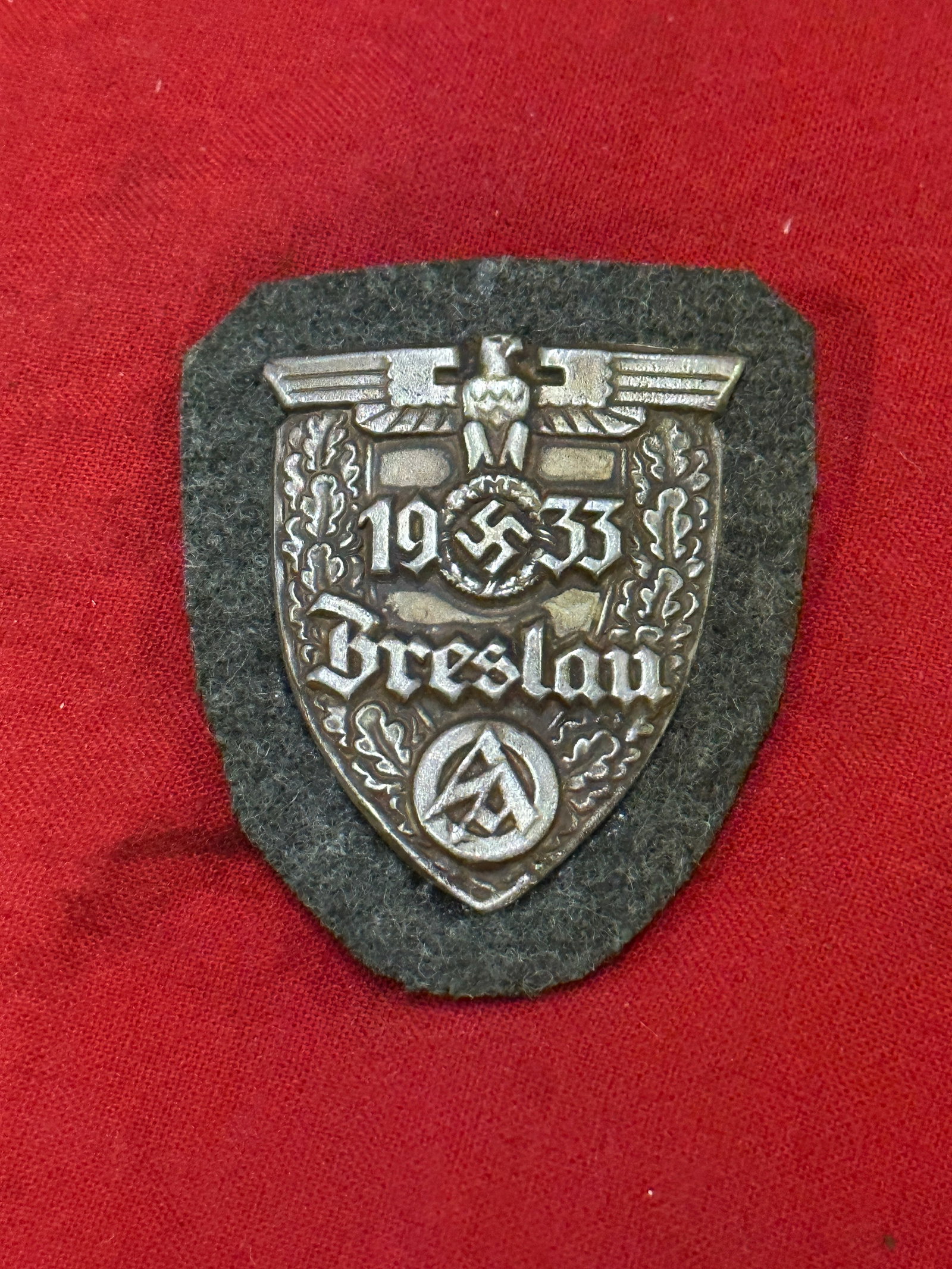 WW2 German 3rd Reich 1933 SA Breslau Campaign Badge - Maker Marked: WW2 German 3rd Reich 1933 SA Breslau Campaign Badge - Maker Marked. Shows good wear and use with a beautiful overall patina. Please view all detailed pictures. A rare find.