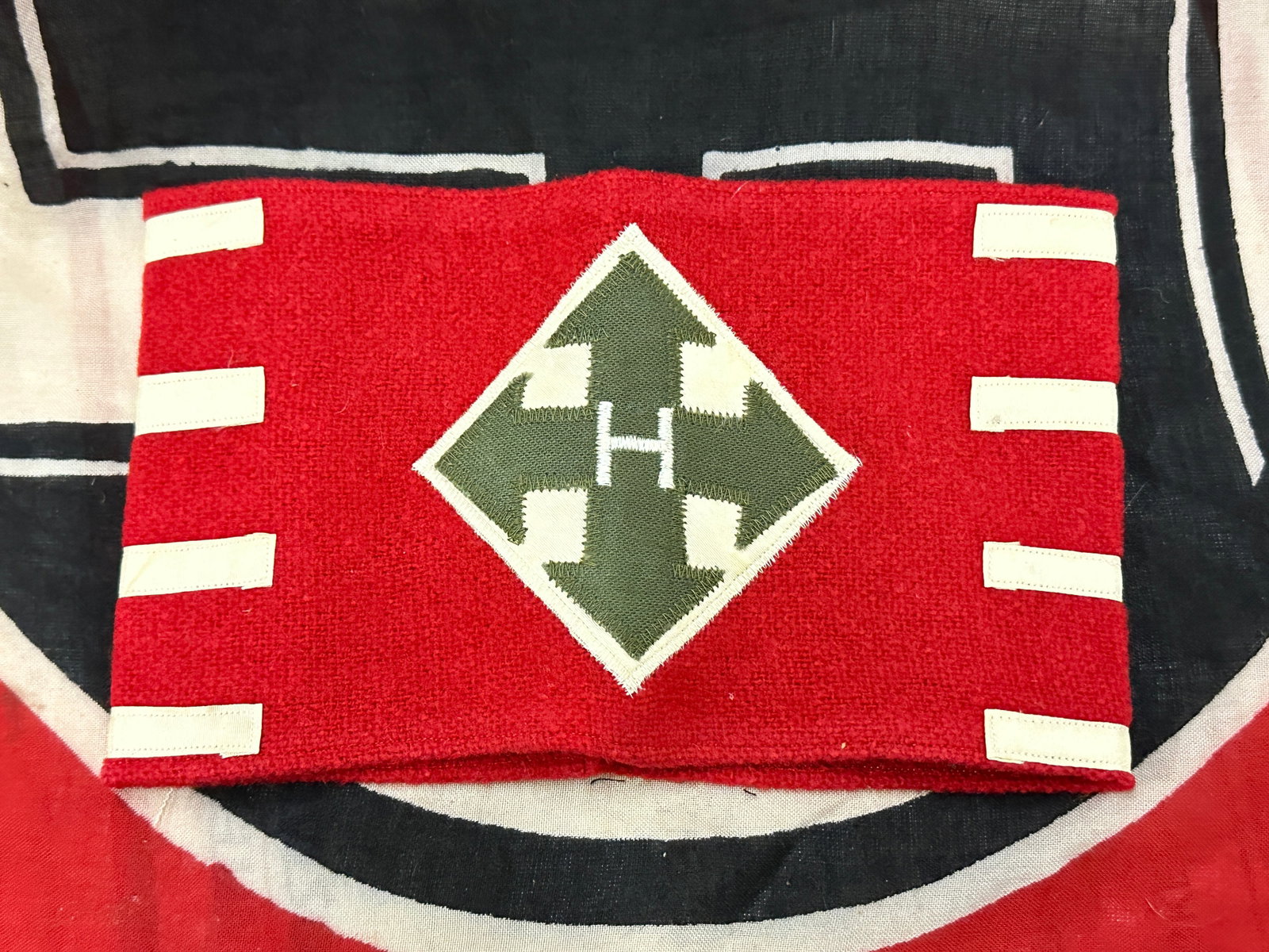 WWII REICH HUNGARIAN SS ARROW CROSS PARTY ARMBAND: WWII REICH HUNGARIAN SS ARROW CROSS PARTY ARMBAND. Armband features the Arrow Cross Party's insignia/flag. Multi-piece construction. No markings to interior noted. A rare example.