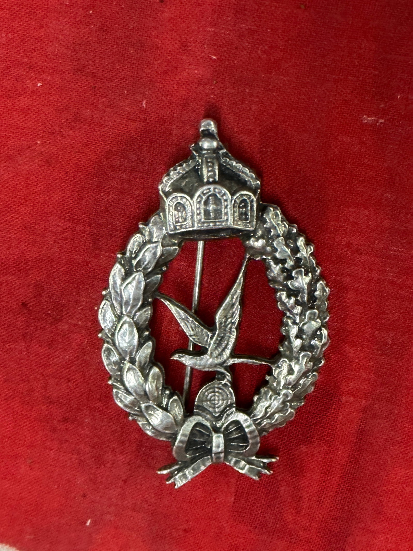 WWI IMPERIAL GERMAN ZEPPELIN PILOTS BADGE: WWI IMPERIAL GERMAN ZEPPELIN PILOTS BADGE. AN ULTRA RARE FIND THAT IS IN MINT OVERALL SHAPE AND CONDITION WITH A BEAUTIFUL OVERALL PATINA. SHOWS GOOD WEAR AND USE. PLEASE VIEW ALL DETAILED PICTURES. A