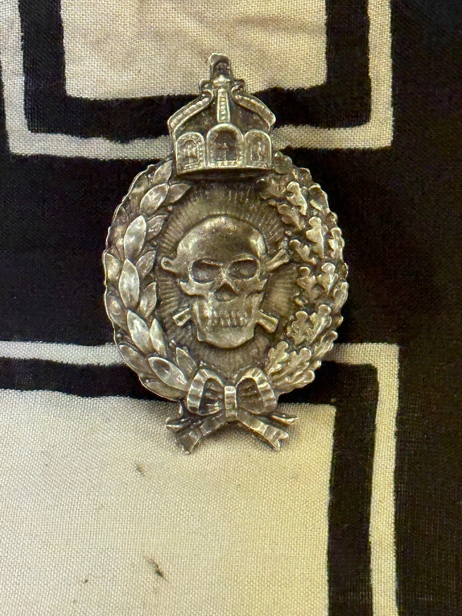 WW1 GERMAN PRUSSIA STURM BAON ORDEN BADGE: WW1 GERMAN PRUSSIA STURM BAON ORDEN BADGE. A SCARCE EXAMPLE THAT IS IN MINT OVERALL SHAPE AND CONDITION WITH A BEAUTIFUL OVERALL PATINA. SHOWS GOOD WEAR AND USE. A SCARCE EXAMPLE.