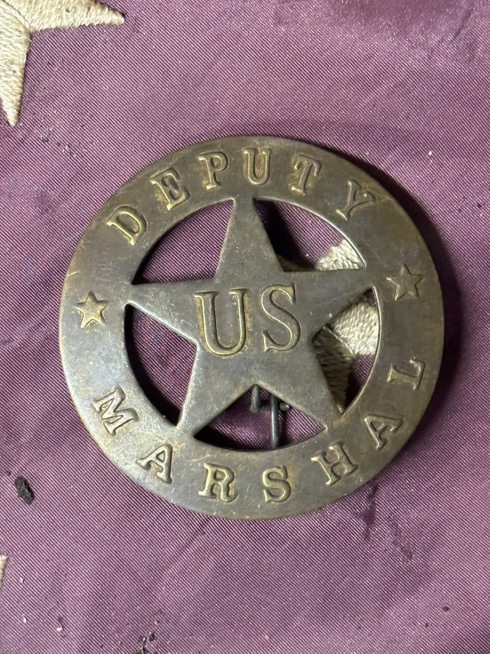 ANTIQUE 1800'S DEPUTY US MARSHAL BADGE: ANTIQUE 1800'S DEPUTY US MARSHAL BADGE. A VERY RARE FIND. IT IS IN MINT OVERALL SHAPE AND CONDITION WITH A BEAUTIFUL OVERALL PATINA. SHOWS GOOD WEAR AND USE WITH AN EVEN PATINA THROUGHOUT. PLEASE VIEW