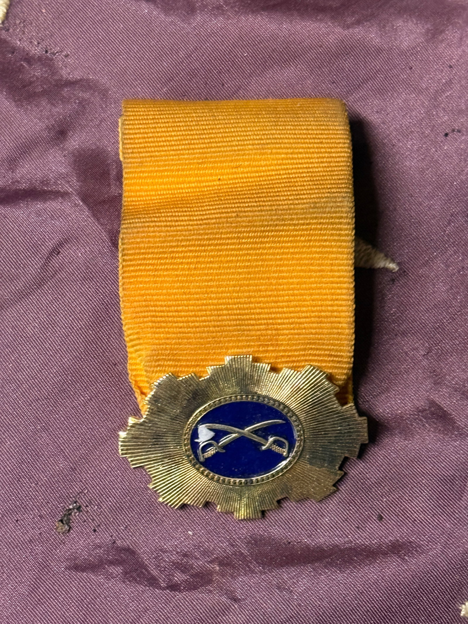RARE CIVIL WAR SHERIDAN'S CAVALRY CORPS BADGE WITH RIBBON: RARE CIVIL WAR SHERIDAN'S CAVALRY CORPS BADGE WITH RIBBON. A VERY RARE FIND. IT IS IN MINT OVERALL SHAPE AND CONDITION WITH A BEAUTIFUL OVERALL PATINA. SHOWS GOOD WEAR AND USE WITH AN EVEN PATINA THRO