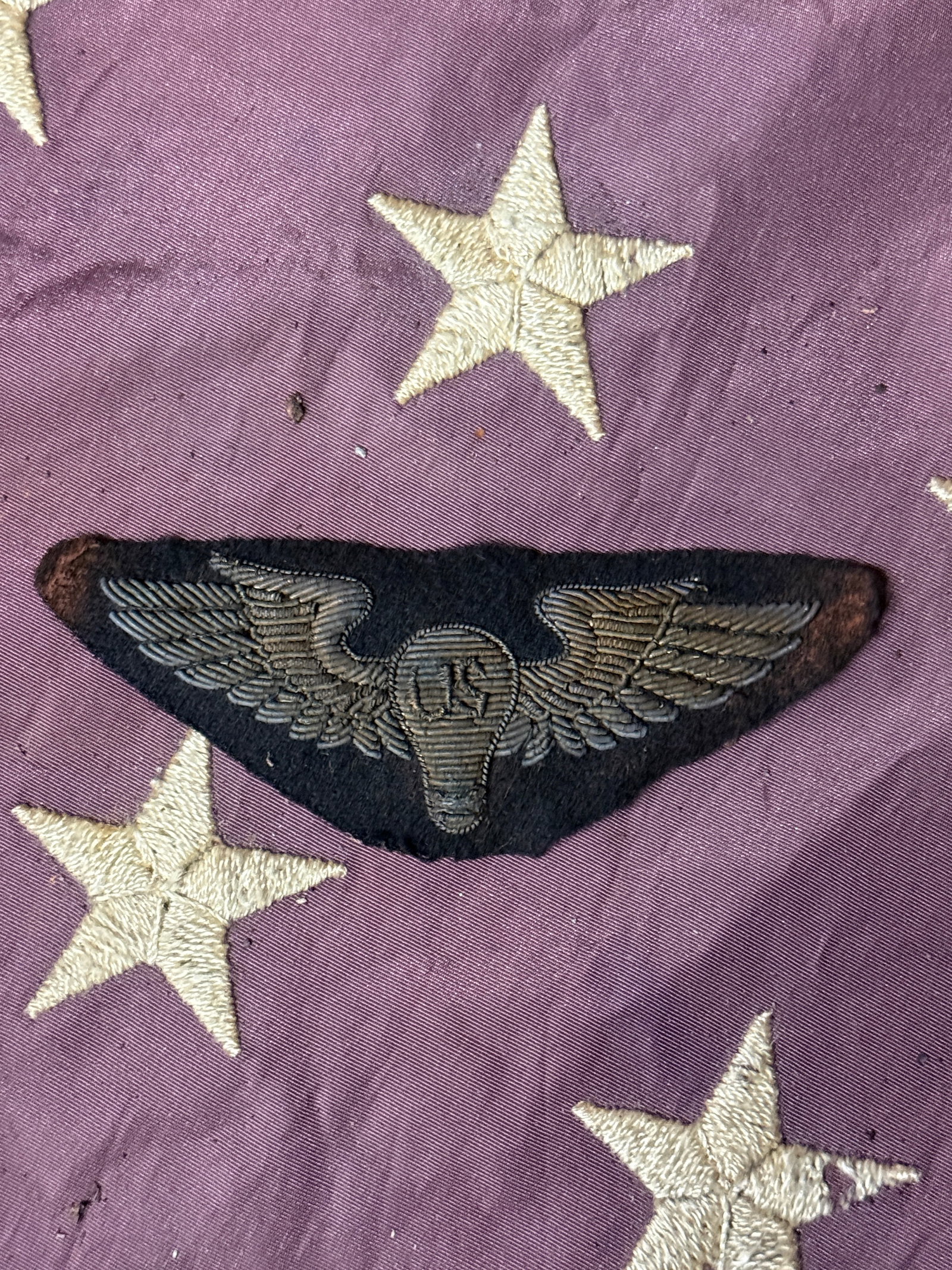 RARE WW1 U.S. BALLOON CORPS PILOT'S BULLION WINGS BADGE: RARE WW1 U.S. BALLOON CORPS PILOT'S BULLION WINGS BADGE. A RARE FIND. SHOWS GOOD WEAR AND USE WITH A BEAUTIFUL OVERALL PATINA. SHOWS GOOD WEAR AND USE. PLEASE VIEW ALL DETAILED PICTURES. A SCARCE EXAM