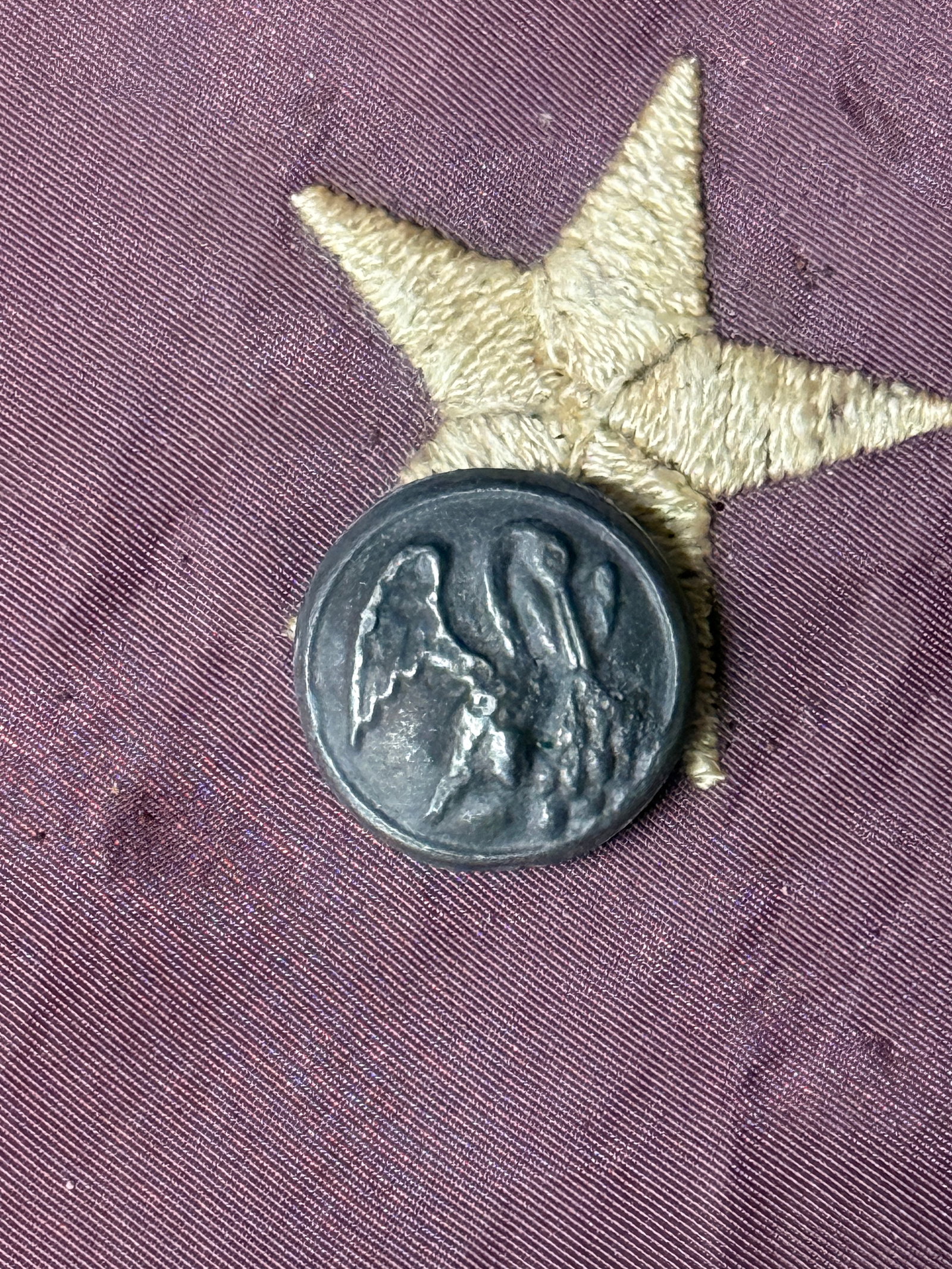 CIVIL WAR CONFEDERATE CSA LOUISIANA PELICAN PEWTER BUTTON: CIVIL WAR CONFEDERATE CSA LOUISIANA PELICAN PEWTER BUTTON. A VERY RARE FIND. IT IS IN MINT OVERALL SHAPE AND CONDITION WITH A BEAUTIFUL OVERALL PATINA. SHOWS GOOD WEAR AND USE WITH AN EVEN PATINA THRO