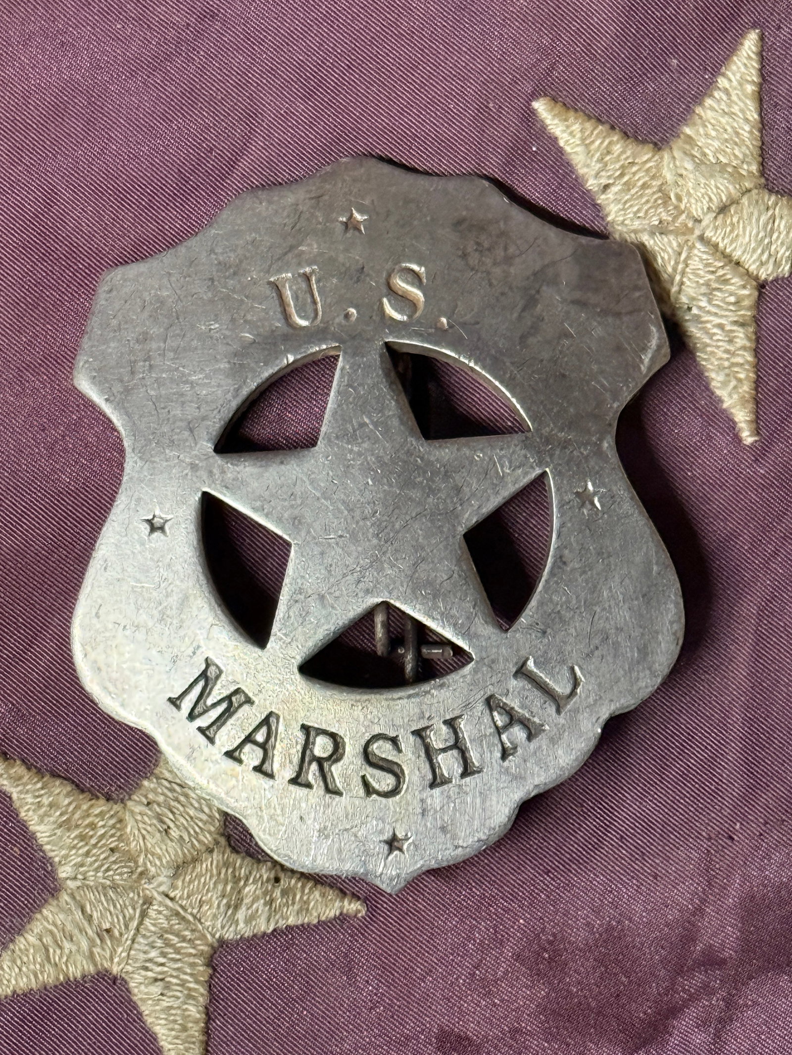 1800'S U.S. MARSHAL BADGE: 1800'S U.S. MARSHAL BADGE. A VERY RARE FIND. IT IS IN MINT OVERALL SHAPE AND CONDITION WITH A BEAUTIFUL OVERALL PATINA. SHOWS GOOD WEAR AND USE WITH AN EVEN PATINA THROUGHOUT. PLEASE VIEW ALL DETAILED