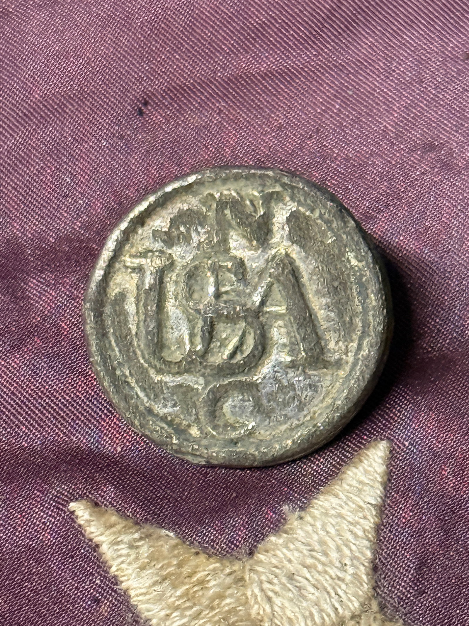 SCARCE REVOLUTIONARY WAR NORTH CAROLINA USA PEWTER RECOVERED BUTTON: SCARCE REVOLUTIONARY WAR NORTH CAROLINA USA PEWTER RECOVERED BUTTON. A VERY RARE FIND. IT IS IN MINT OVERALL SHAPE AND CONDITION WITH A BEAUTIFUL OVERALL PATINA. SHOWS GOOD WEAR AND USE WITH AN EVEN P