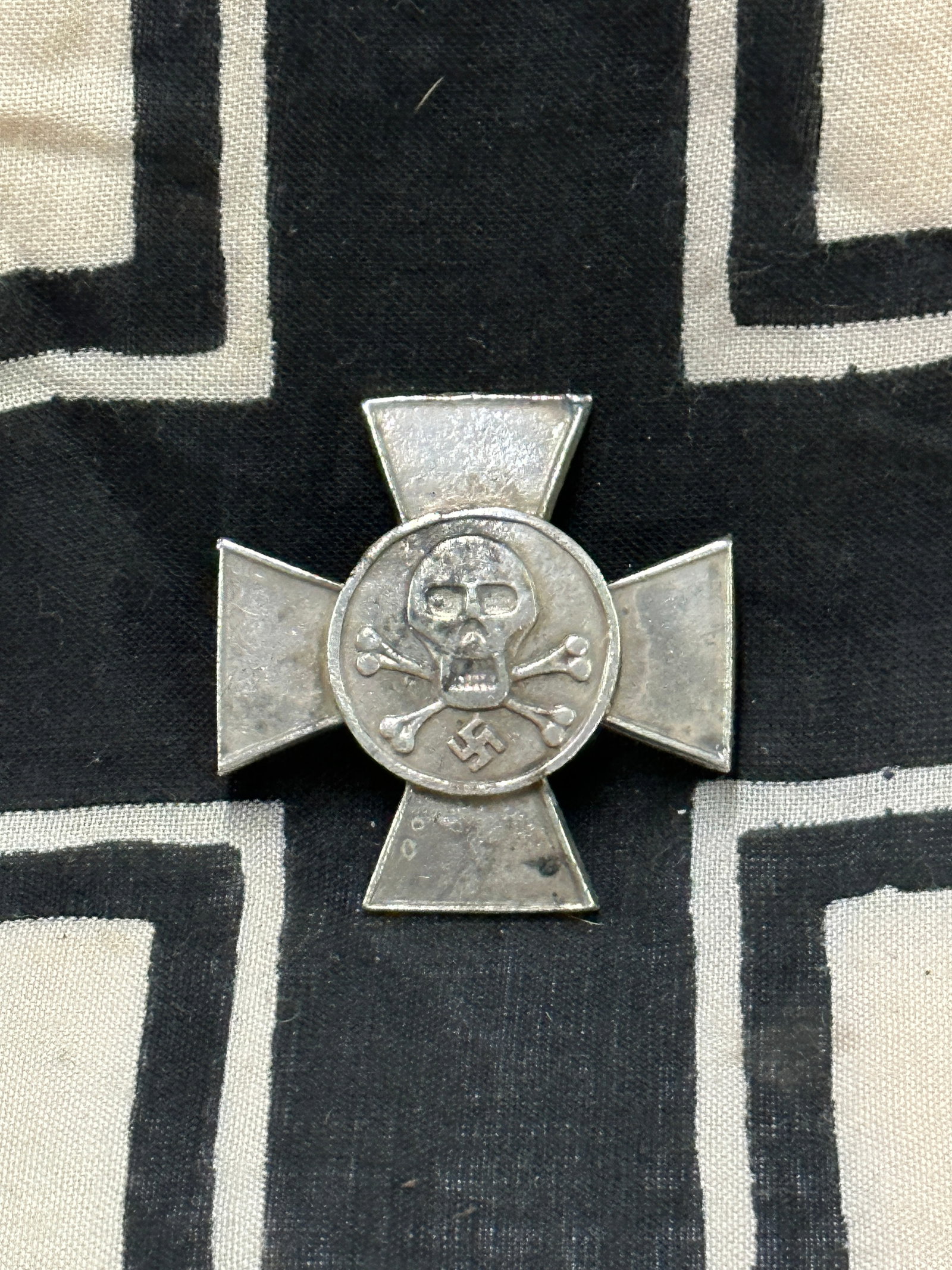 RARE WW1 GERMAN STORMTROOPER BADGE - SCREW BACK CONSTRUCTION: RARE WW1 GERMAN STORMTROOPER BADGE - SCREW BACK CONSTRUCTION. AN ULTRA RARE FIND. SHOWS GOOD WEAR AND USE WITH A BEAUTIFUL OVERALL PATINA. PLEASE VIEW ALL DETAILED PICTURES. A SCARCE FIND.