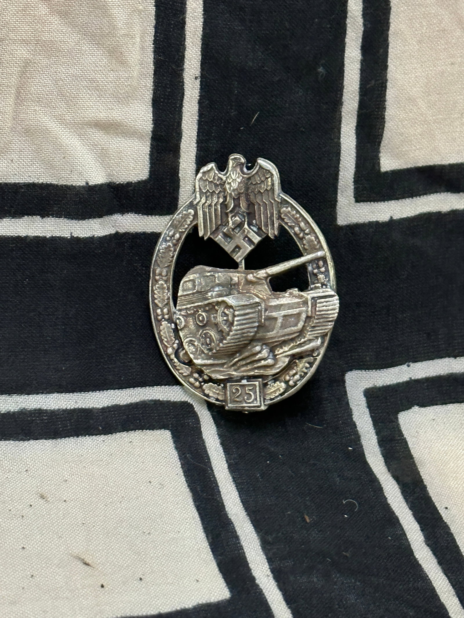 RARE WW2 GERMAN PANZER ASSAULT BADGE FOR 25 ENGAGEMENTS BY RZM: RARE WW2 GERMAN PANZER ASSAULT BADGE FOR 25 ENGAGEMENTS BY RZM. A VERY RARE EXAMPLE THAT IS IN MINT OVERALL SHAPE AND CONDITION WITH A BEAUTIFUL OVERALL PATINA. SHOWS GOOD WEAR AND USE. A SCARCE EXAMP