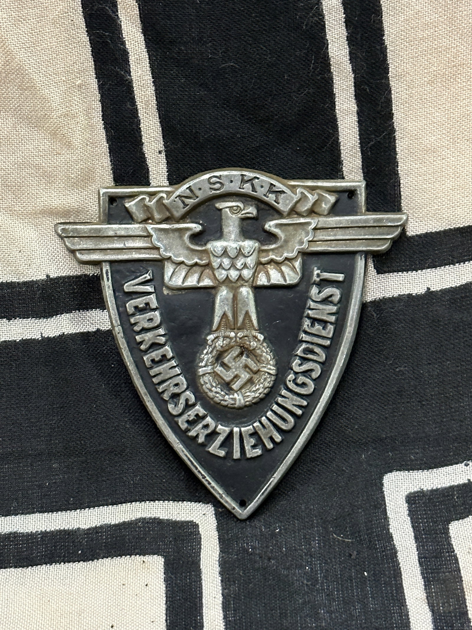 WW2 German NSKK Armelschild Verkehrserziehungsdienst (1937-1945) Plaque: WW2 German NSKK Armelschild Verkehrserziehungsdienst (1937-1945) Plaque. A rare find that is in mint overall shape and condition with a beautiful overall patina. Please view all detailed pictures. A s