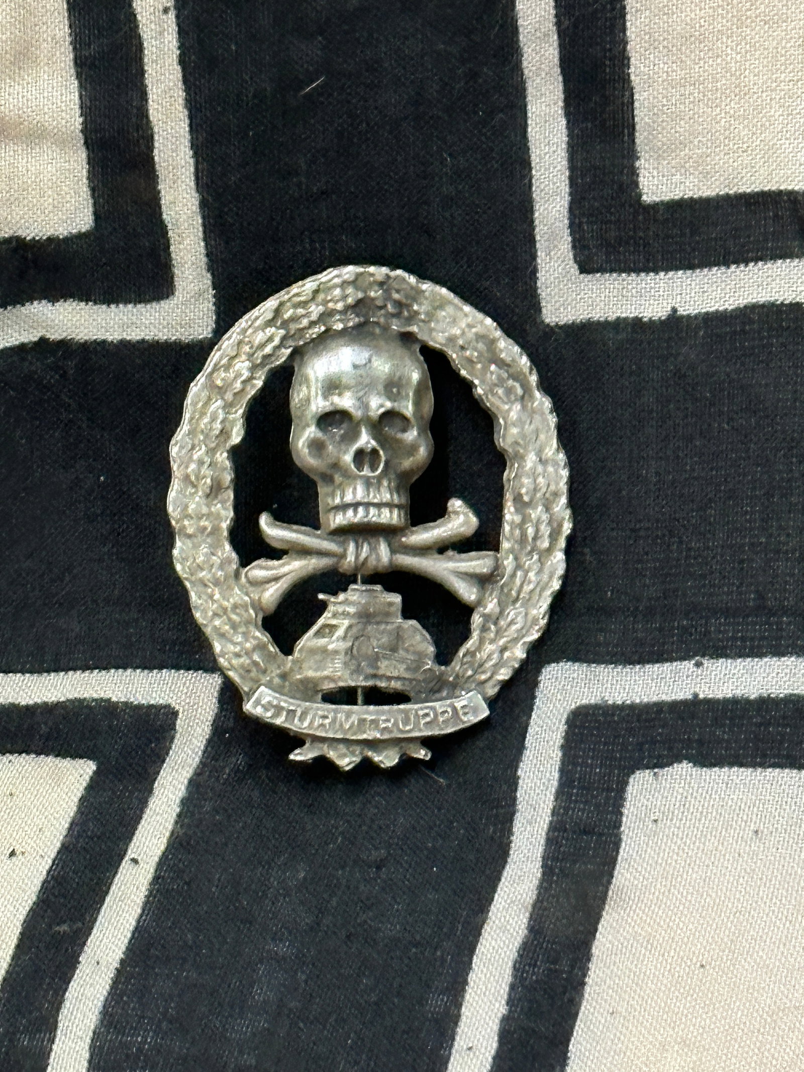 WW1 GERMAN PRUSSIA STURM BAON OSTURMTRUPPE ORDEN BADGE: WW1 GERMAN PRUSSIA STURM BAON OSTURMTRUPPE ORDEN BADGE. A RARE FIND THAT IS IN MINT OVERALL SHAPE AND CONDITION WITH A BEAUTIFUL OVERALL PATINA. PLEASE VIEW ALL DETAILED PICTURES. A SCARCE EXAMPLE.