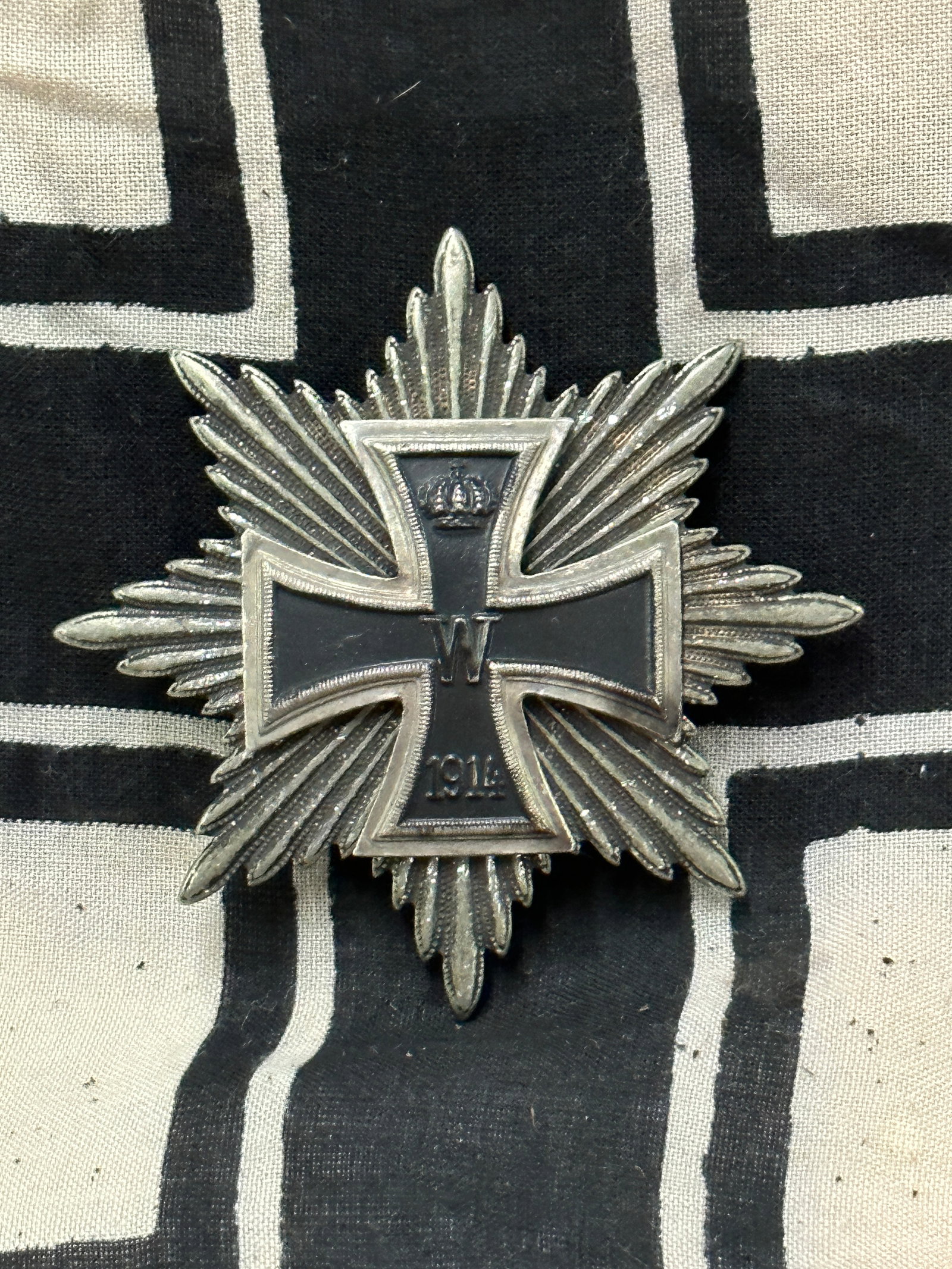 WWI GRAND STAR OF THE IRON CROSS BREAST BADGE - SCREW BACK CONSTRUCTION: WWI GRAND STAR OF THE IRON CROSS BREAST BADGE - SCREW BACK CONSTRUCTION. A RARE EXAMPLE THAT IS IN MINT OVERALL SHAPE AND CONDITION WITH A BEAUTIFUL OVERALL PATINA. SHOWS GOOD WEAR AND USE. PLEASE VIE