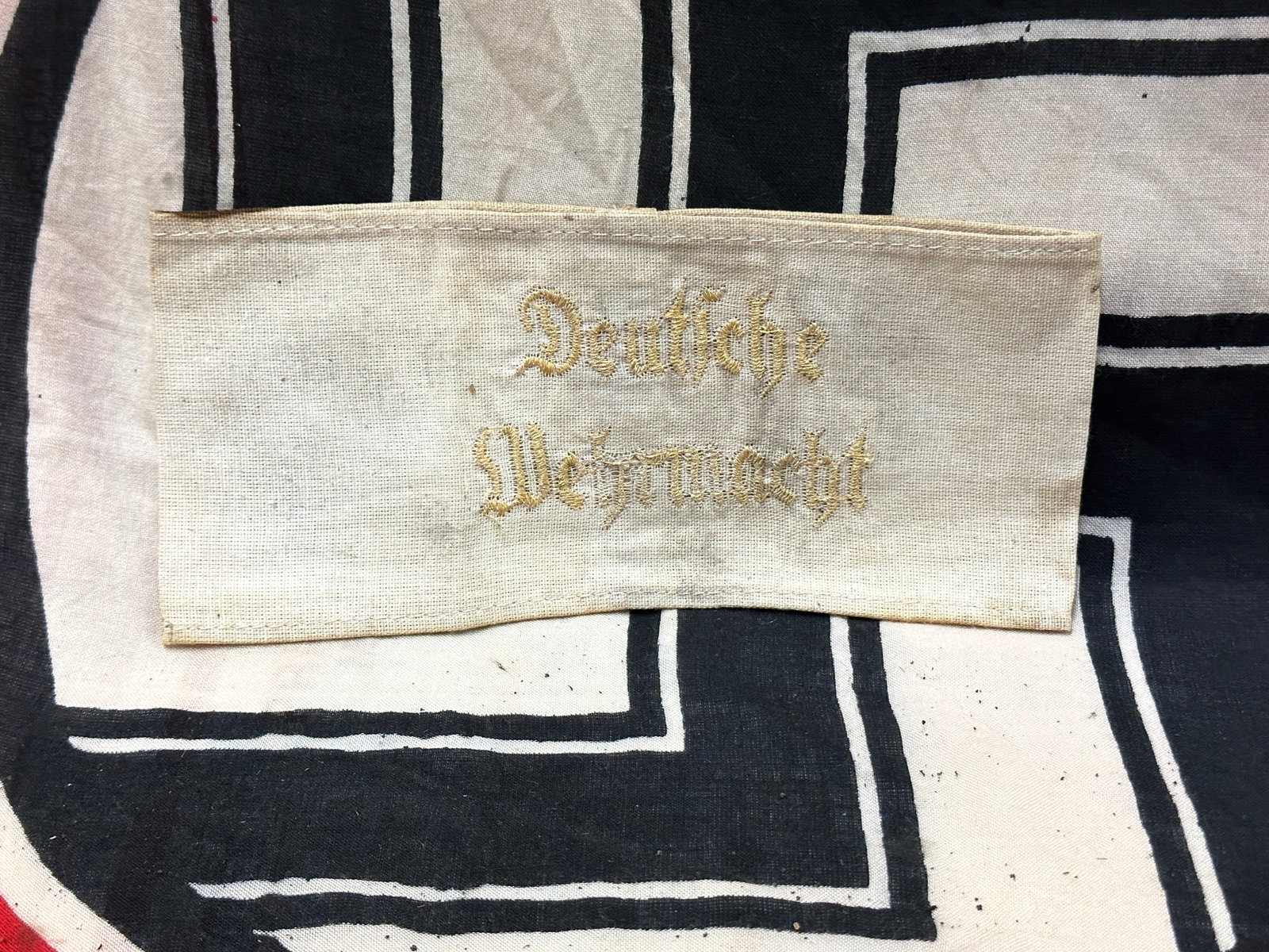 RARE WW2 GERMAN DEUTWCHE WEHRMACHT ARMBAND: RARE WW2 GERMAN DEUTWCHE WEHRMACHT ARMBAND. A VERY RARE EXAMPLE THAT IS IN MINT OVERALL SHAPE AND CONDITION WITH A BEAUTIFUL OVERALL PATINA. PLEASE VIEW ALL DETAILED PICTURES. A VERY RARE EXAMPLE.