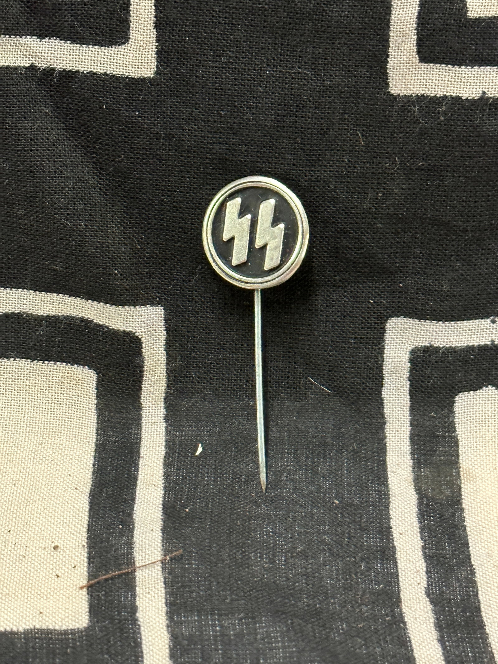 SCARCE WW2 GERMAN WAFFEN-SS OFFICER TUNIC STICKPIN: SCARCE WW2 GERMAN WAFFEN-SS OFFICER TUNIC STICKPIN. A SCARCE EXAMPLE THAT IS IN MINT OVERALL SHAPE AND CONDITION WITH A BEAUTIFUL OVERALL PATINA. PLEASE VIEW ALL DETAILED PICTURES. A RARE EXAMPLE.
