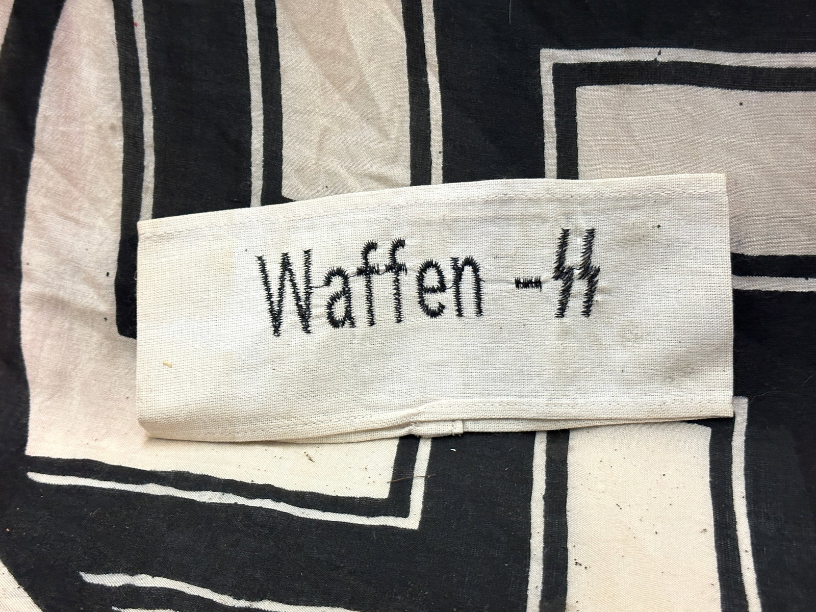 RARE WW2 GERMAN WAFFEN-SS ARMBAND IN WHITE: RARE WW2 GERMAN WAFFEN-SS ARMBAND IN WHITE. A RARE EXAMPLE THAT IS IN MINT OVERALL SHAPE AND CONDITION WITH A BEAUTIFUL OVERALL PATINA. APPEARS TO BE WELL WORN. PLEASE VIEW ALL DETAILED PICTURES. A SC
