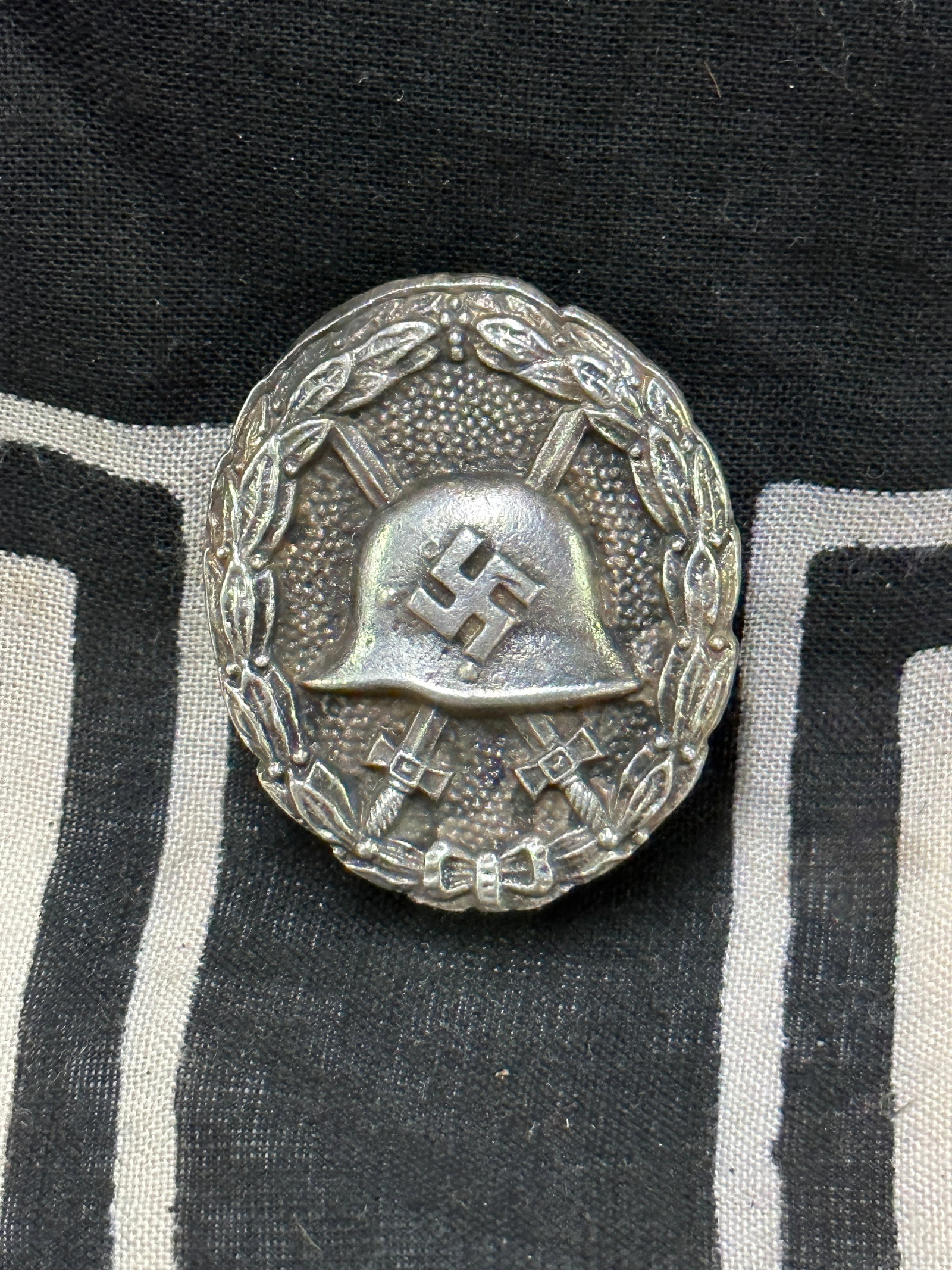 WW2 Spanish war or first type German Wound badge: WW2 Spanish war or first type German Wound badge. Spanish war or first type German Wound badge. Verwundetenabzeichen 1. Modell 1939 in Silber. Very nice looking badge, Messing or tombac made. Nice pat