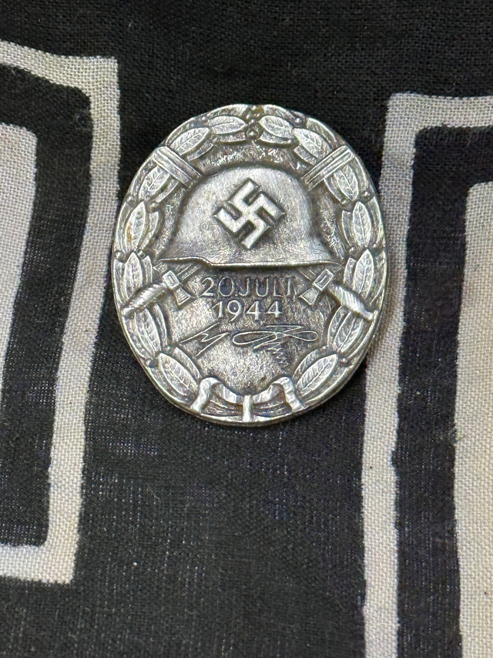 WW2 GERMAN WOUND BADGE AWARED AND SIGNED HIMMLER 1944 MARKED 30: WW2 GERMAN WOUND BADGE AWARED AND SIGNED HIMMLER 1944 MARKED 30. A RARE EXAMPLE THAT IS IN MINT OVERALL SHAPE AND CONDITION WITH A BEAUTIFUL OVERALL PATINA. SHOWS GOOD WEAR AND USE. PLEASE VIEW ALL DE