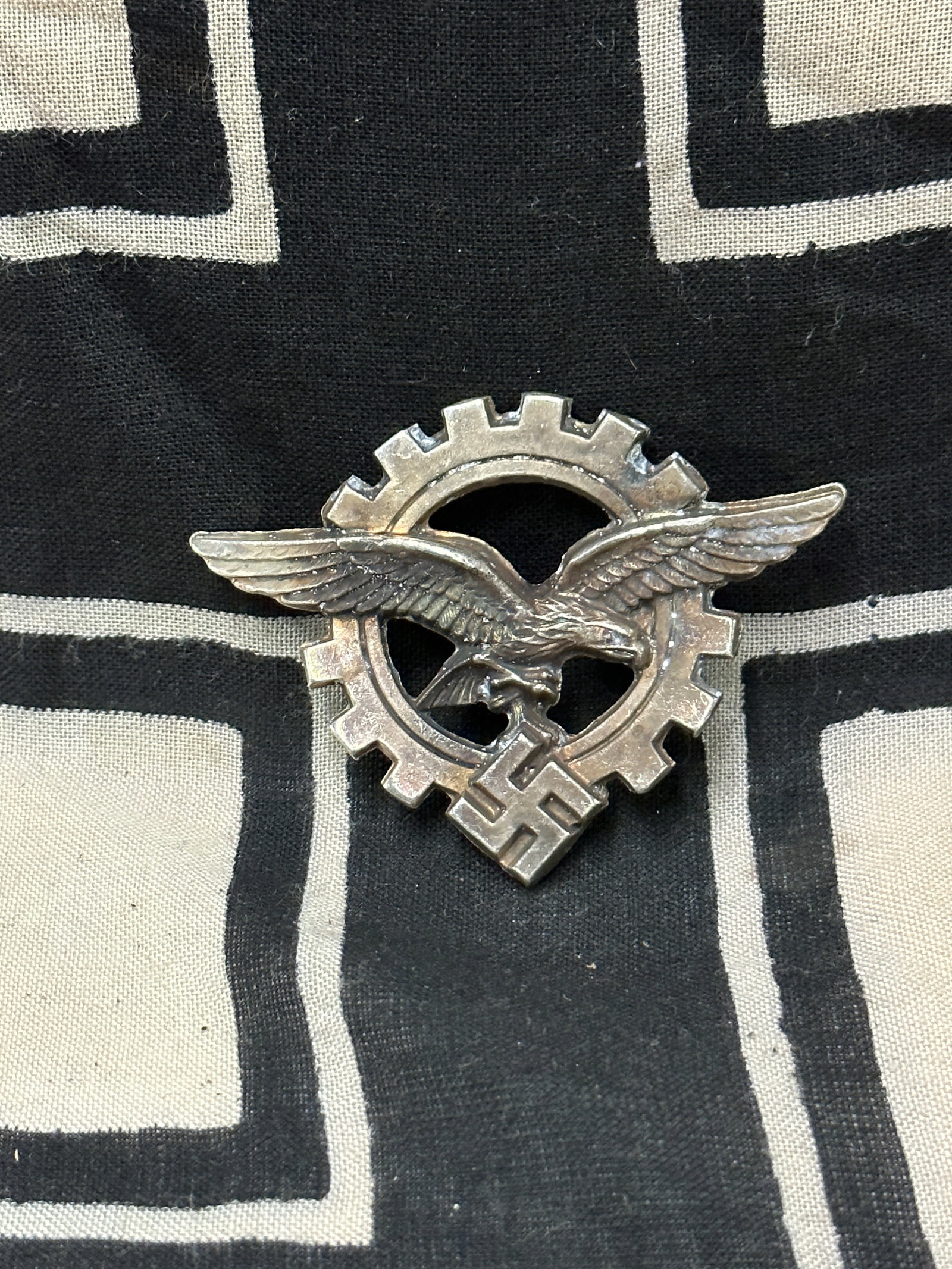 A WW2 German Luftwaffe Civilian Technician’s Officer’s Visor Cap Badge: A WW2 German Luftwaffe Civilian Technician’s Officer’s Visor Cap Badge - screw back construction. In silvered feinzink. A rare example.