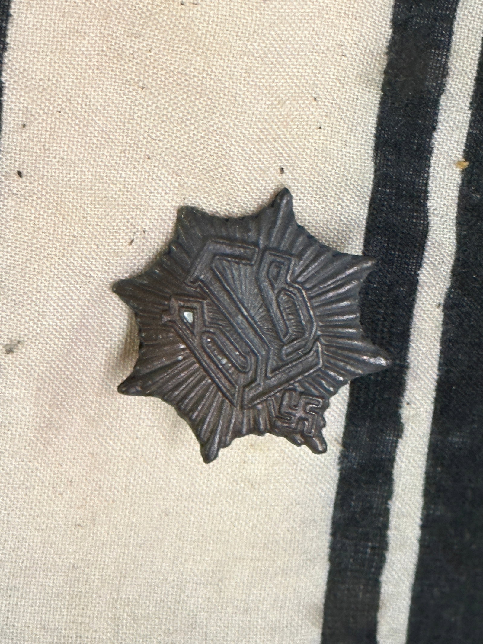SCARCE WW2 GERMAN RLB CAP BADGE: SCARCE WW2 GERMAN RLB CAP BADGE. AN ULTRA RARE FIND WITH A BEAUTIFUL OVERALL PATINA. SHOWS GOOD WEAR AND USE. PLEASE VIEW ALL DETAILED PICTURES. A SCARCE EXAMPLE.