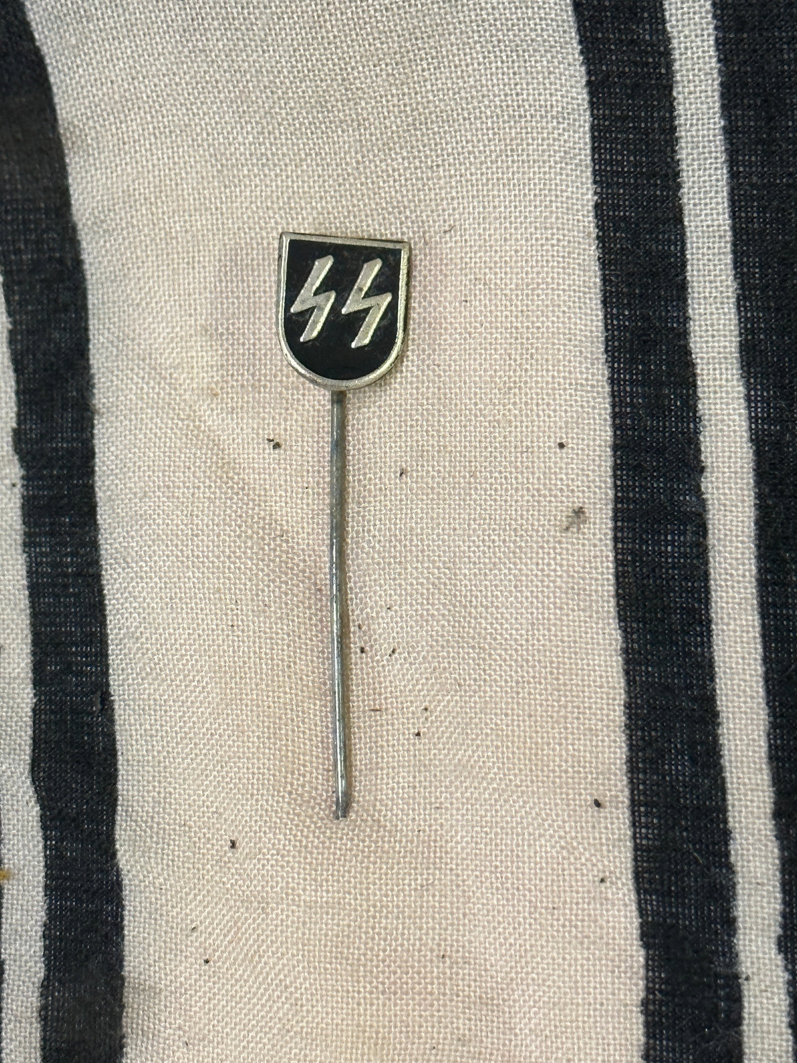 RARE WW2 GERMAN WAFFEN-SS SHEILD STICKPIN: RARE WW2 GERMAN WAFFEN-SS SHEILD STICKPIN. AN ULTRA RARE FIND WITH A BEAUTIFUL OVERALL PATINA. SHOWS GOOD WEAR AND USE. PLEASE VIEW ALL DETAILED PICTURES. A SCARCE EXAMPLE.