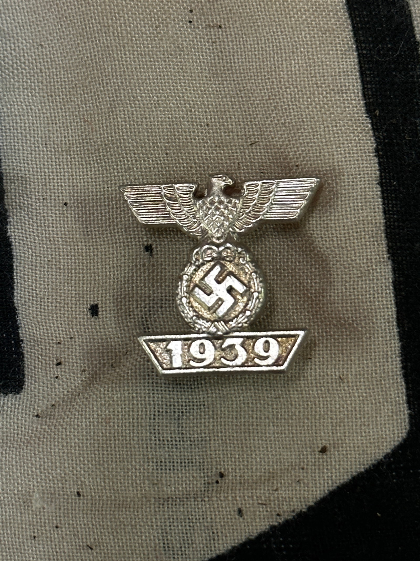 WW2 Germany, Wehrmacht. A 1939 Clasp To The Iron Cross Ii Class, Prinzen Size: Wiederholungsspange 1939 zum Eisernen Kreuz II. Klasse 1914). Reinstituted 1 September 1939. (1940-1945 issue). Constructed of silvered bronze, the obverse consisting of a Wehrmacht eagle perched on t